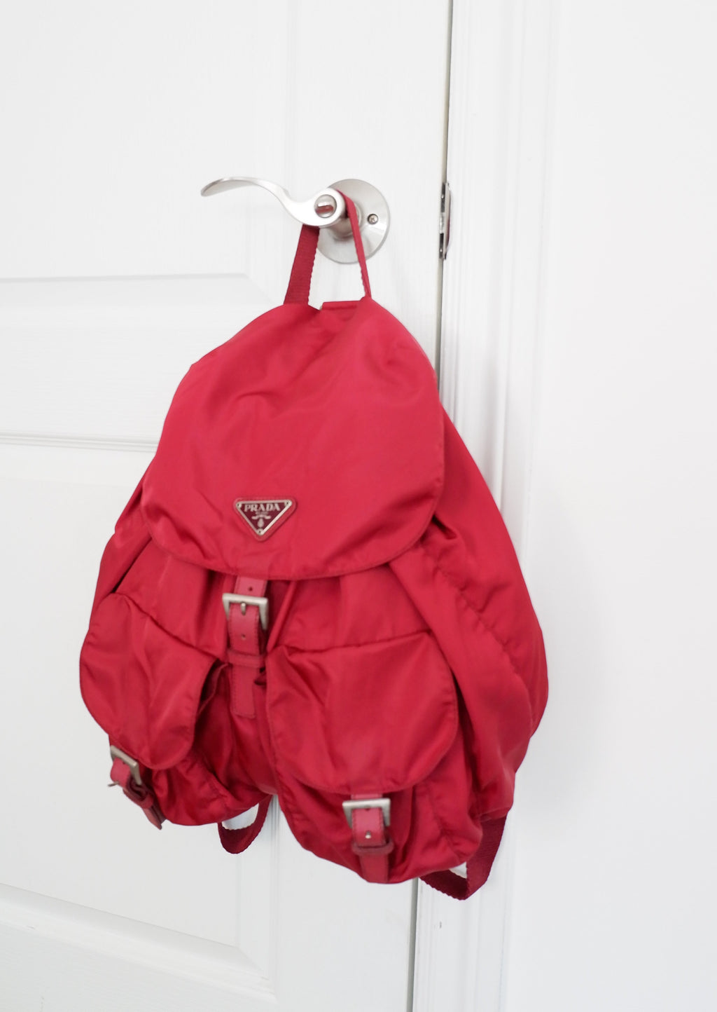 Sac à dos Prada en nylon rouge, authentique et d'occasion