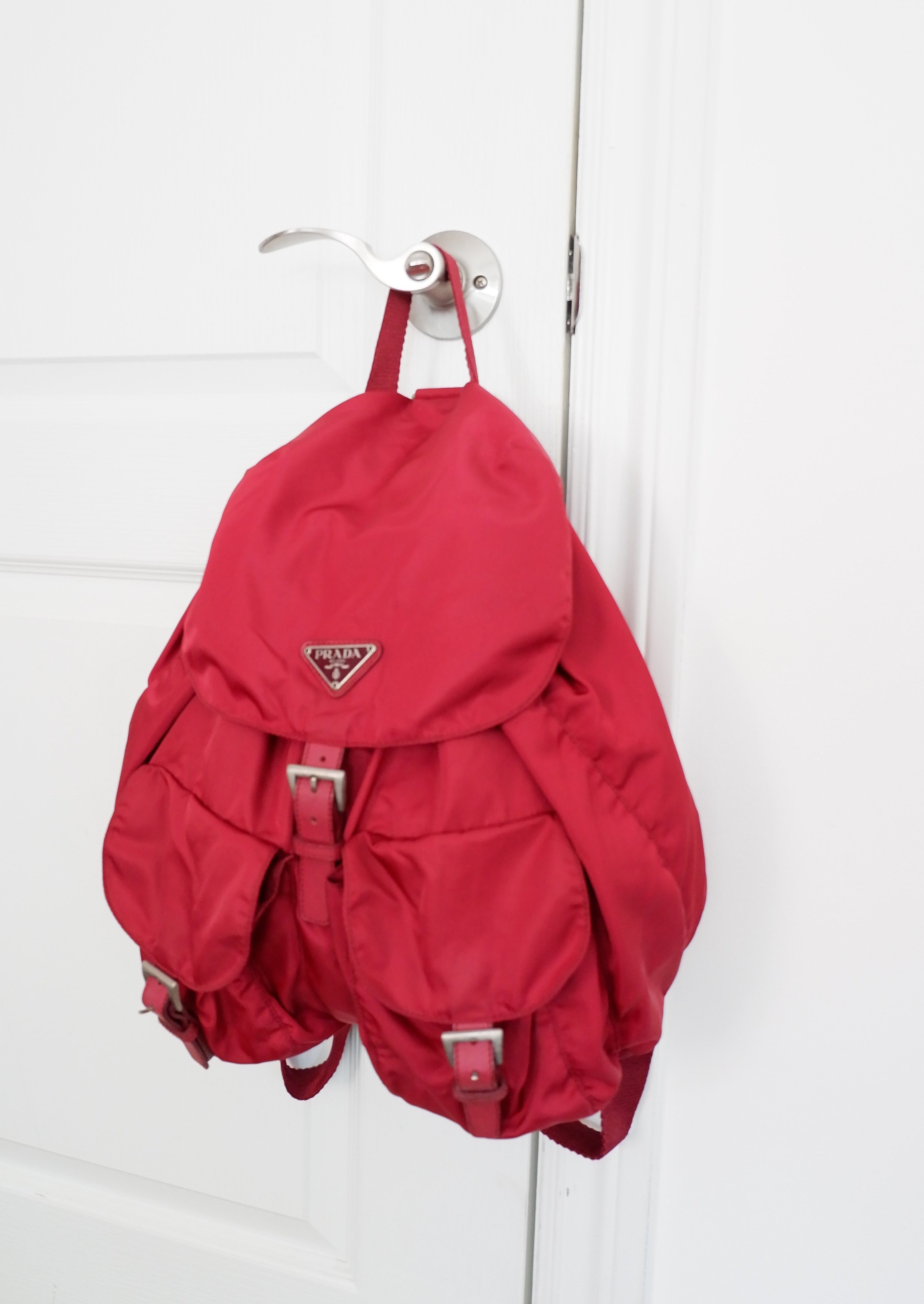 Sac à dos Prada en nylon rouge, authentique et d'occasion
