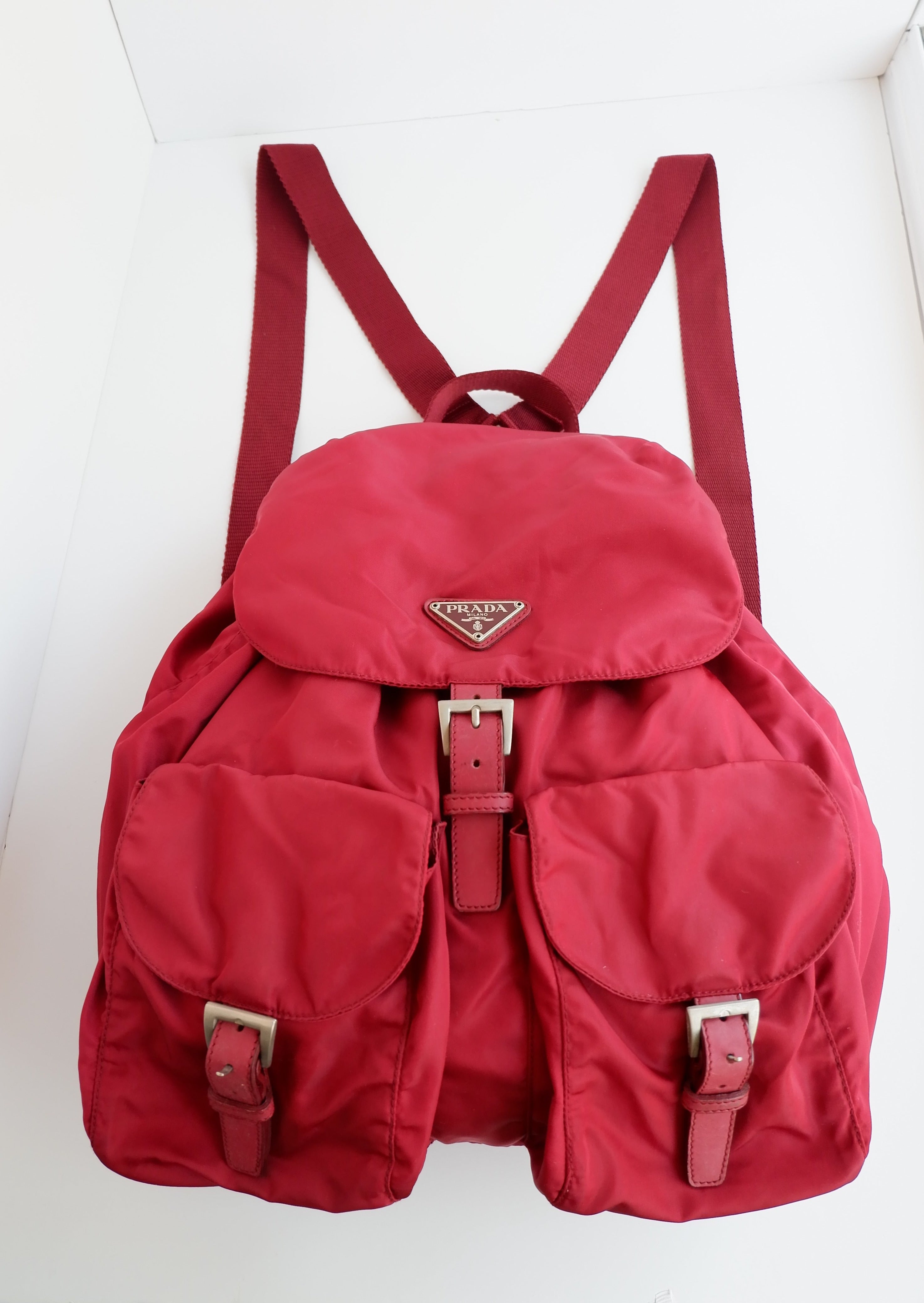 Sac à dos Prada en nylon rouge, authentique et d'occasion
