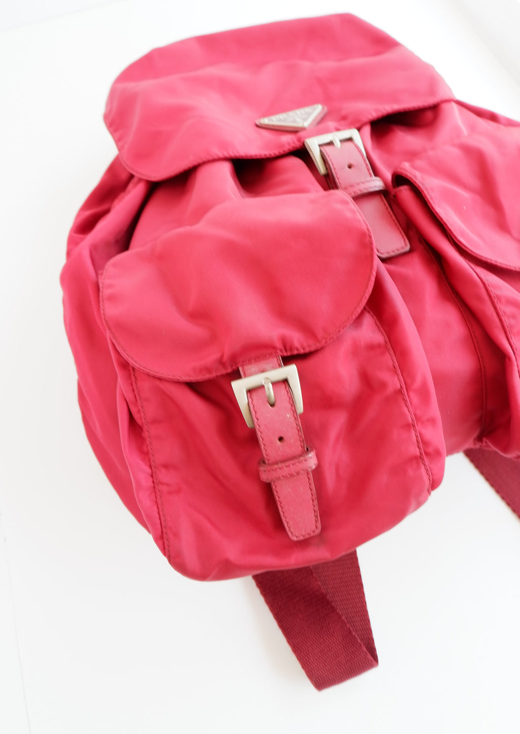 Sac à dos Prada en nylon rouge, authentique et d'occasion
