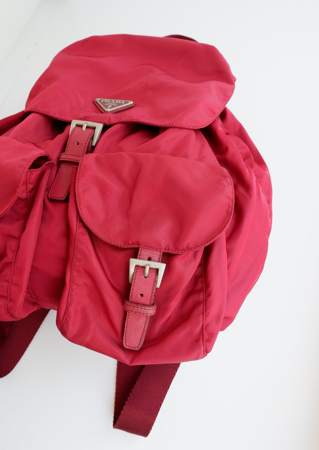 Sac à dos Prada en nylon rouge, authentique et d'occasion