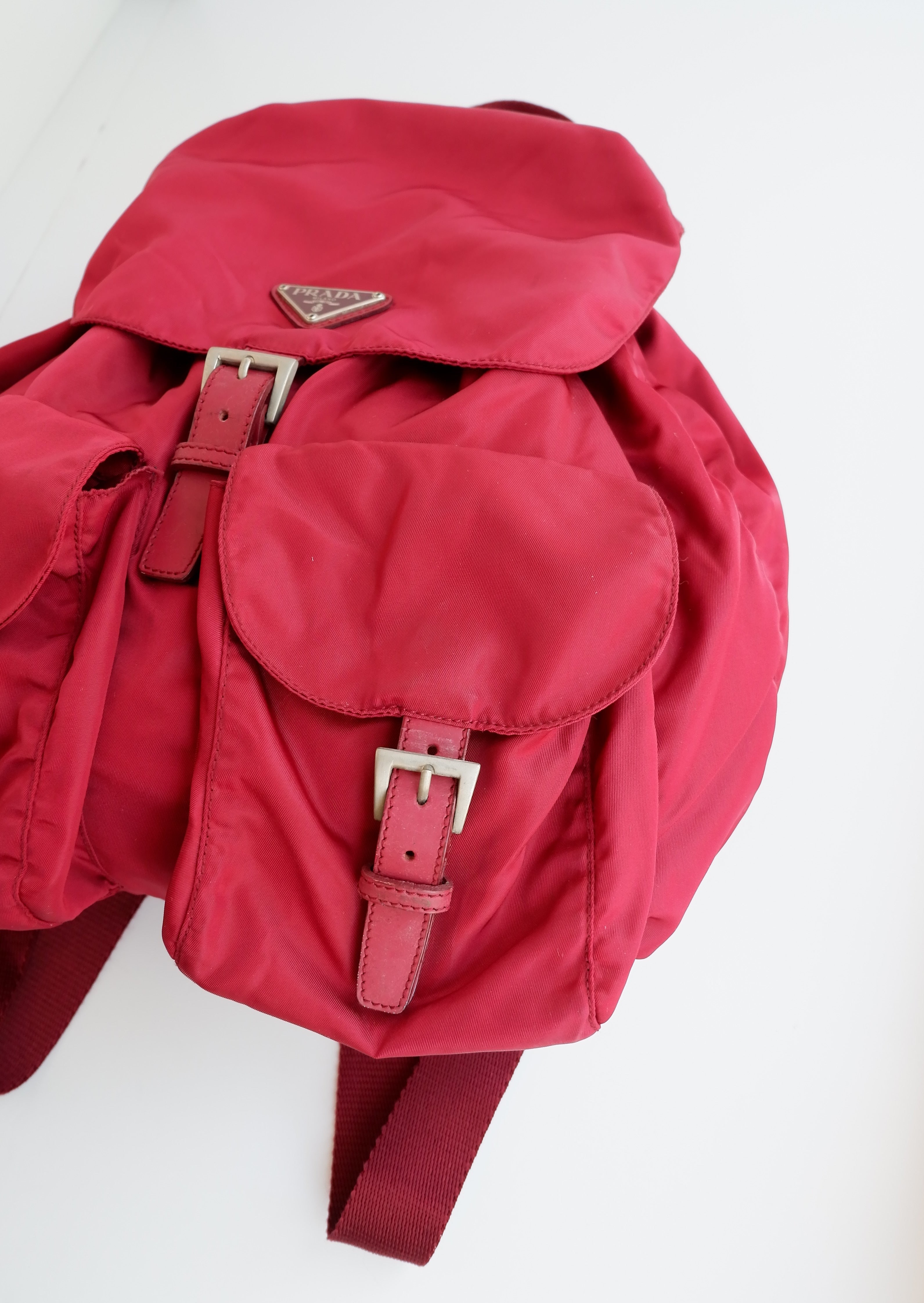 Sac à dos Prada en nylon rouge, authentique et d'occasion