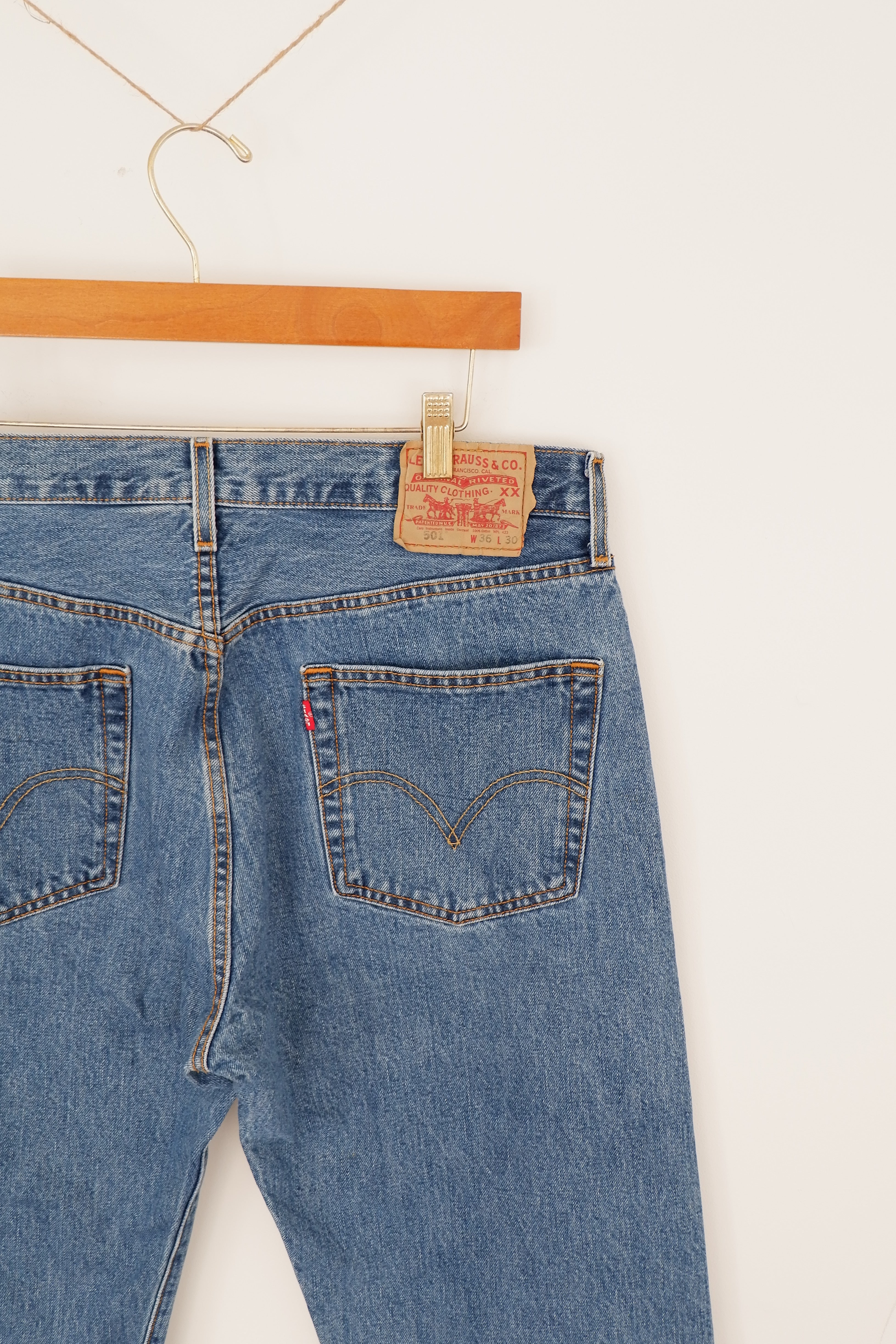 Levis 501 Medium Wash Relaxed Fit Straight Leg Jeans - 34