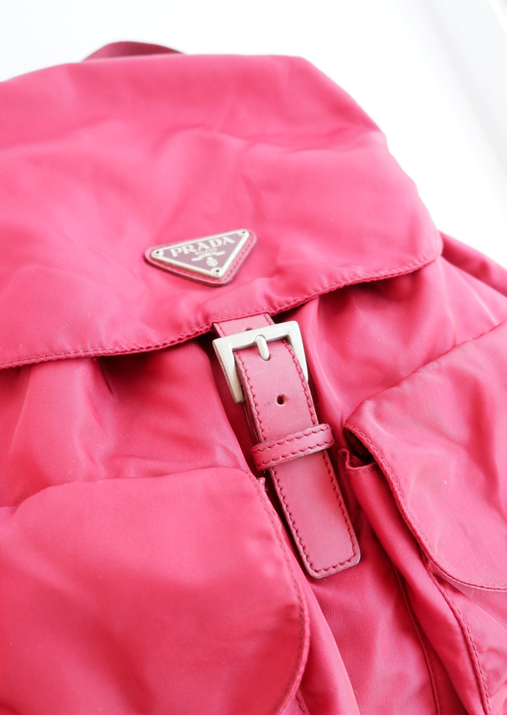 Sac à dos Prada en nylon rouge, authentique et d'occasion