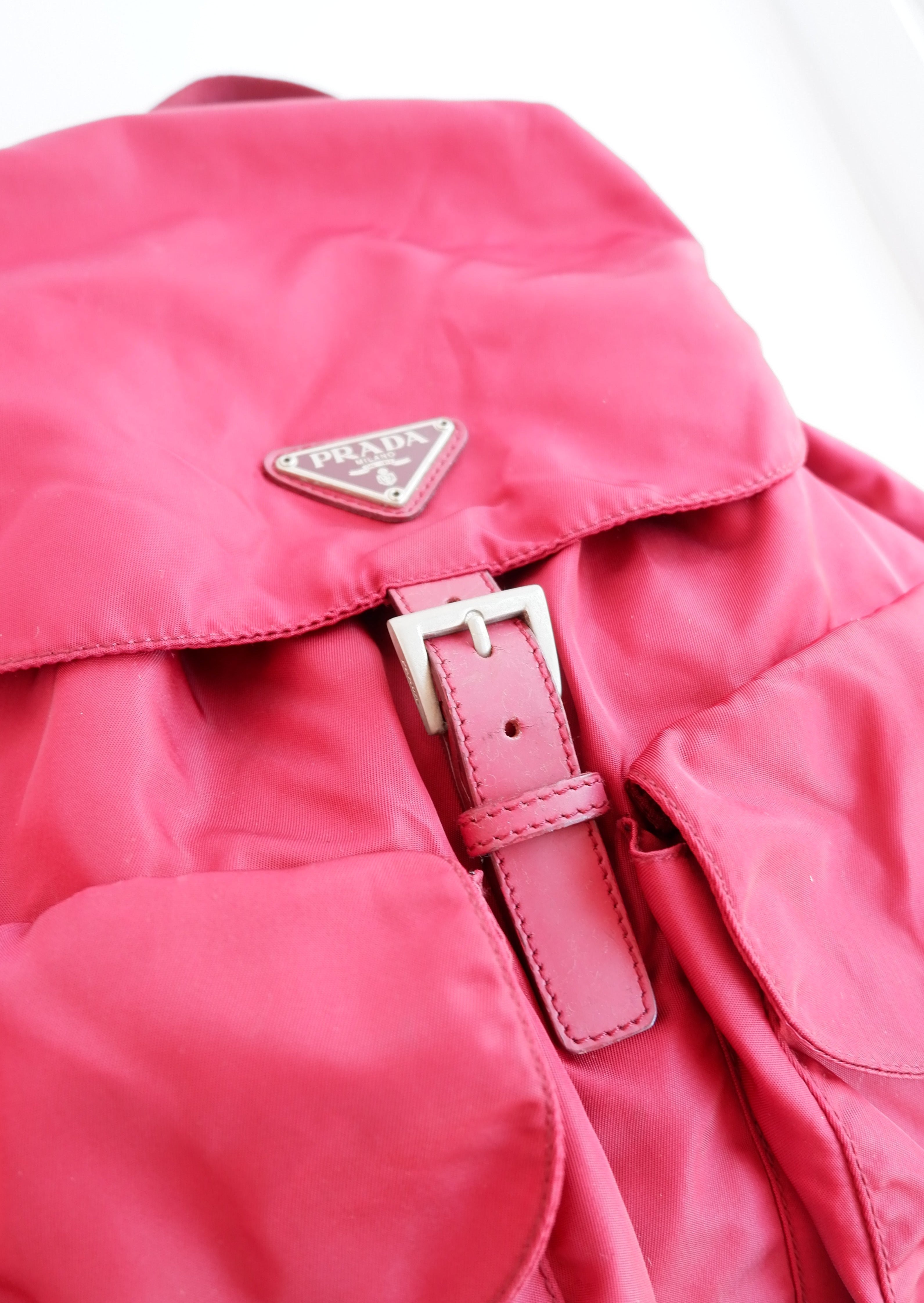 Sac à dos Prada en nylon rouge, authentique et d'occasion