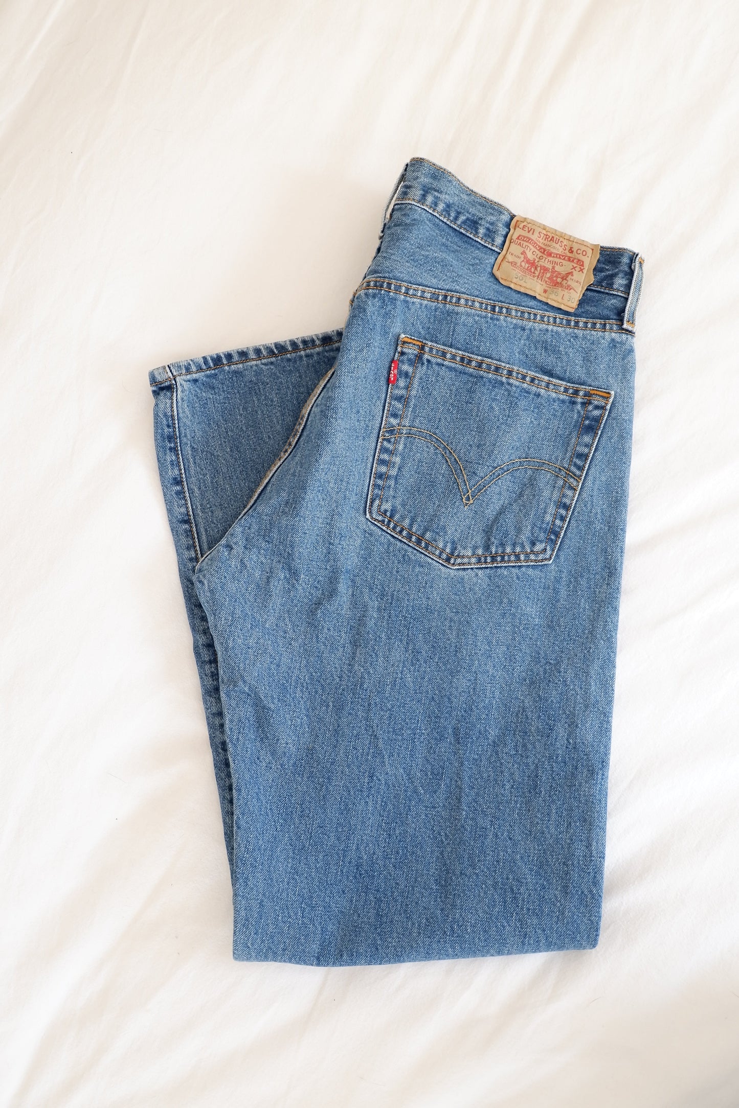 Levis 501 Medium Wash Relaxed Fit Straight Leg Jeans - 34