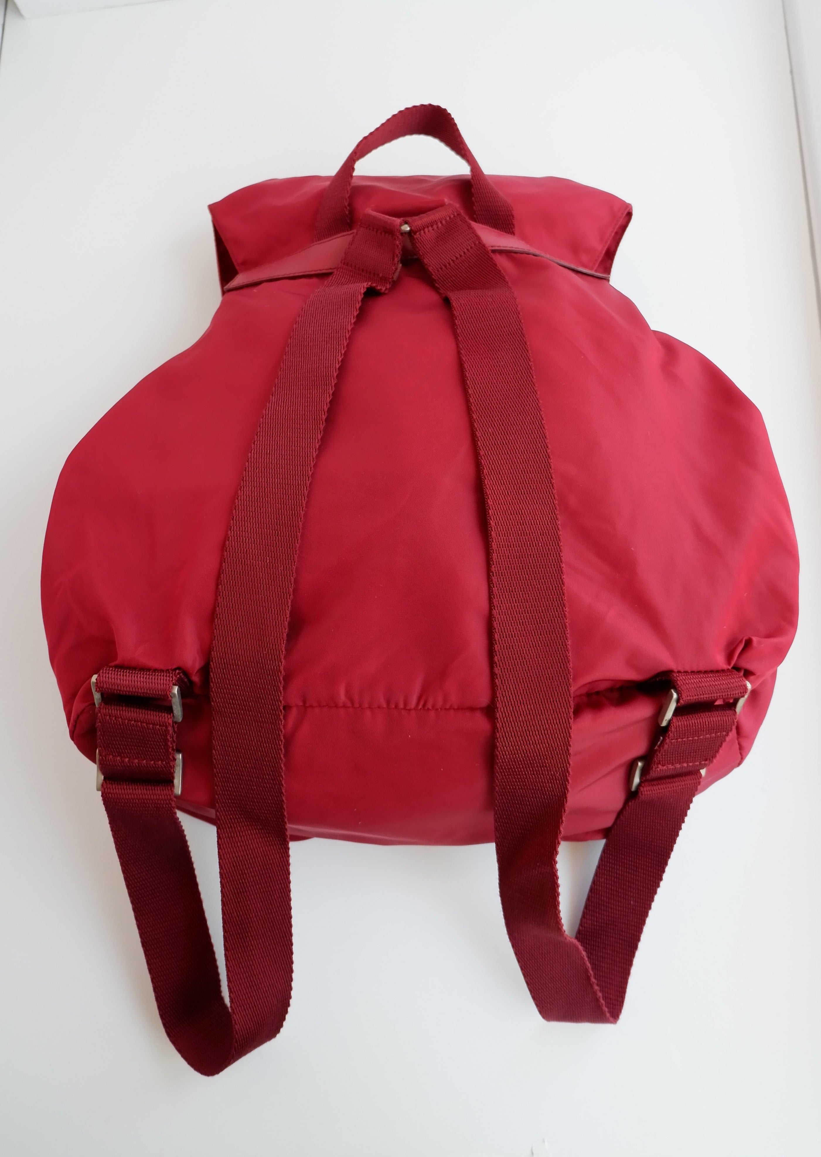 Sac à dos Prada en nylon rouge, authentique et d'occasion