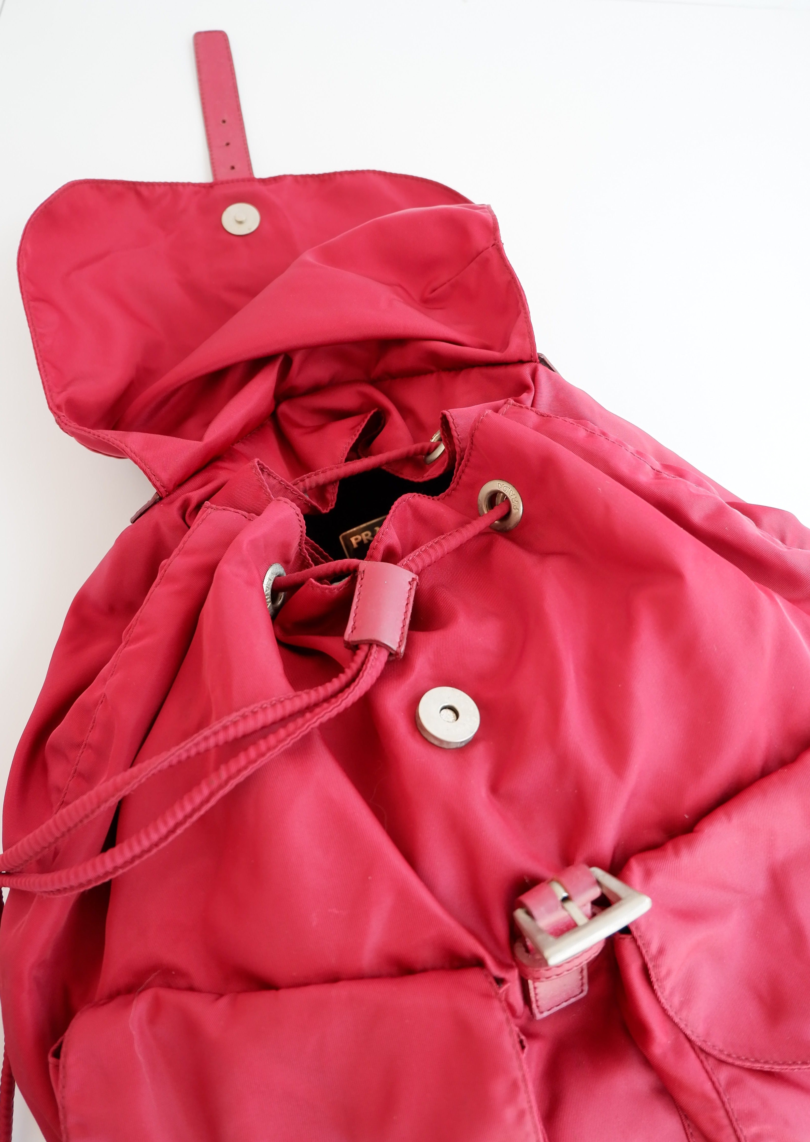 Sac à dos Prada en nylon rouge, authentique et d'occasion