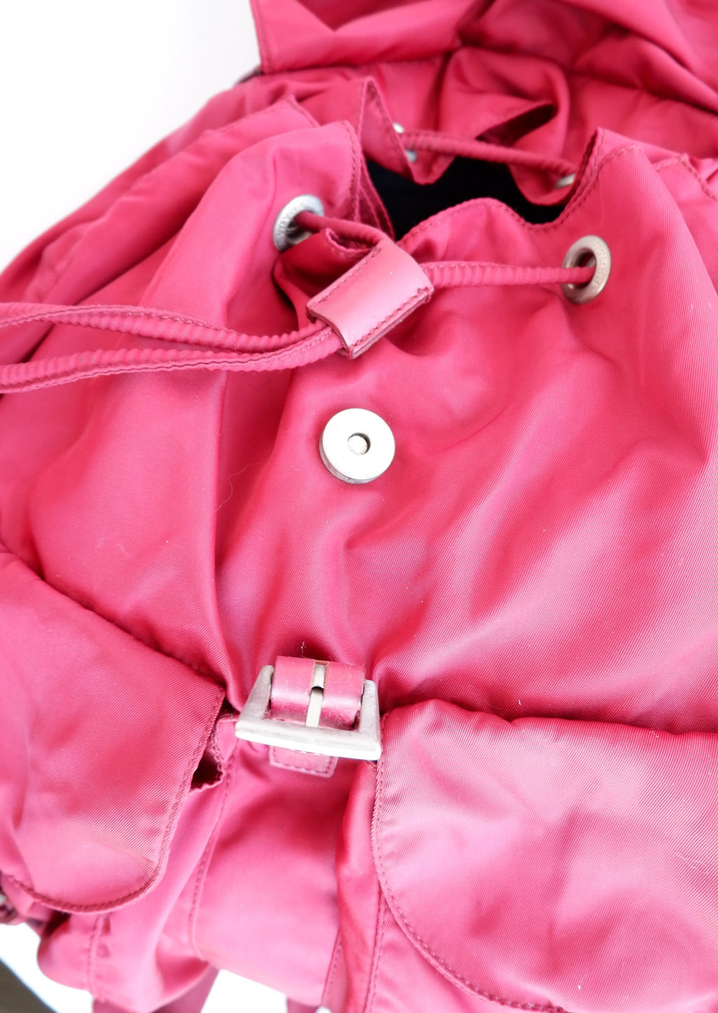 Sac à dos Prada en nylon rouge, authentique et d'occasion