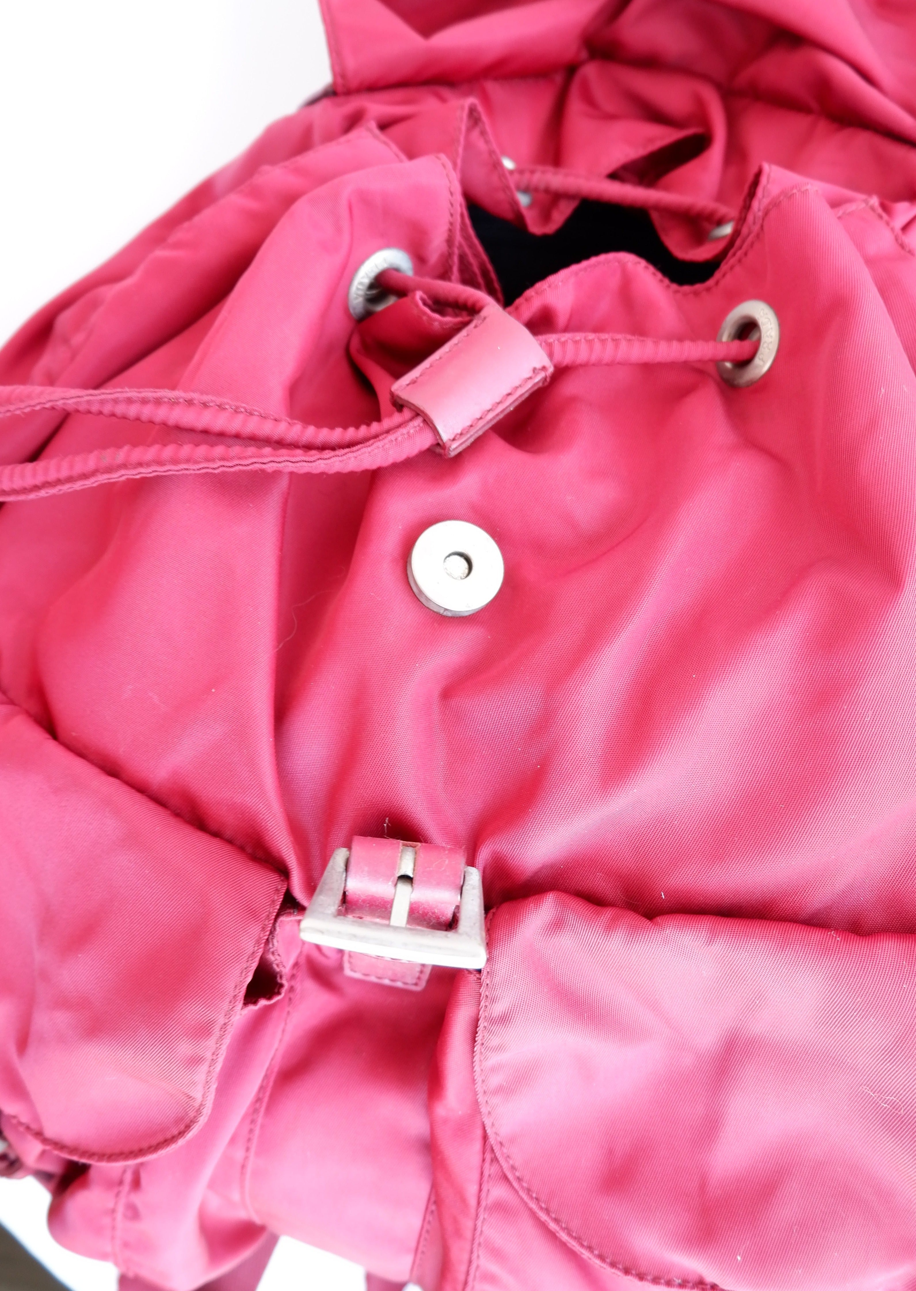 Sac à dos Prada en nylon rouge, authentique et d'occasion