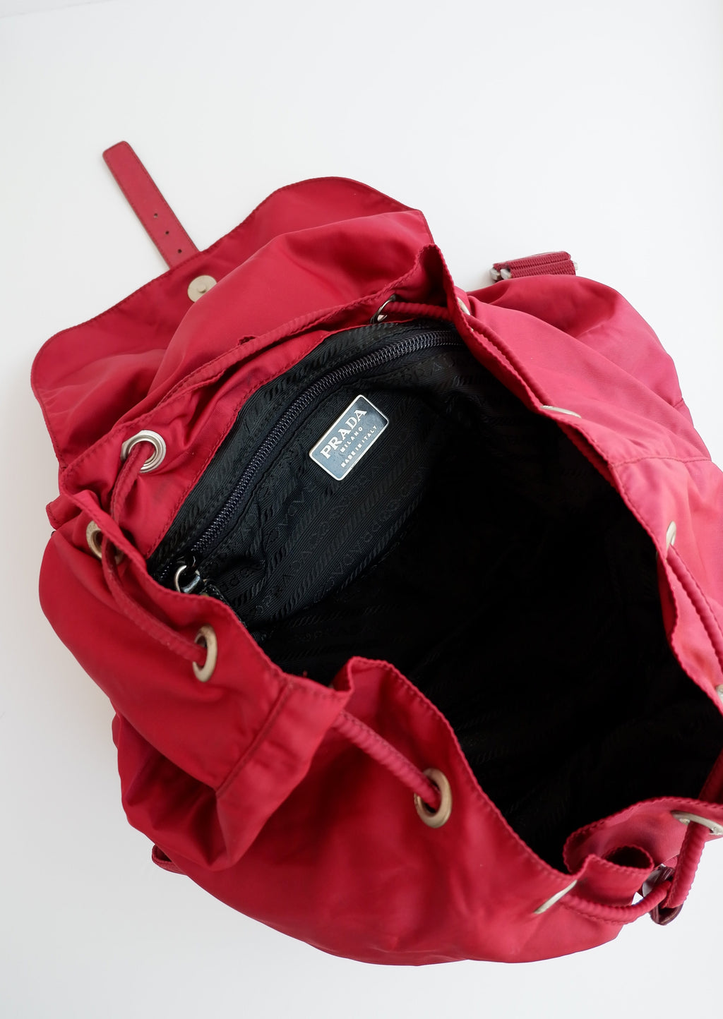 Sac à dos Prada en nylon rouge, authentique et d'occasion