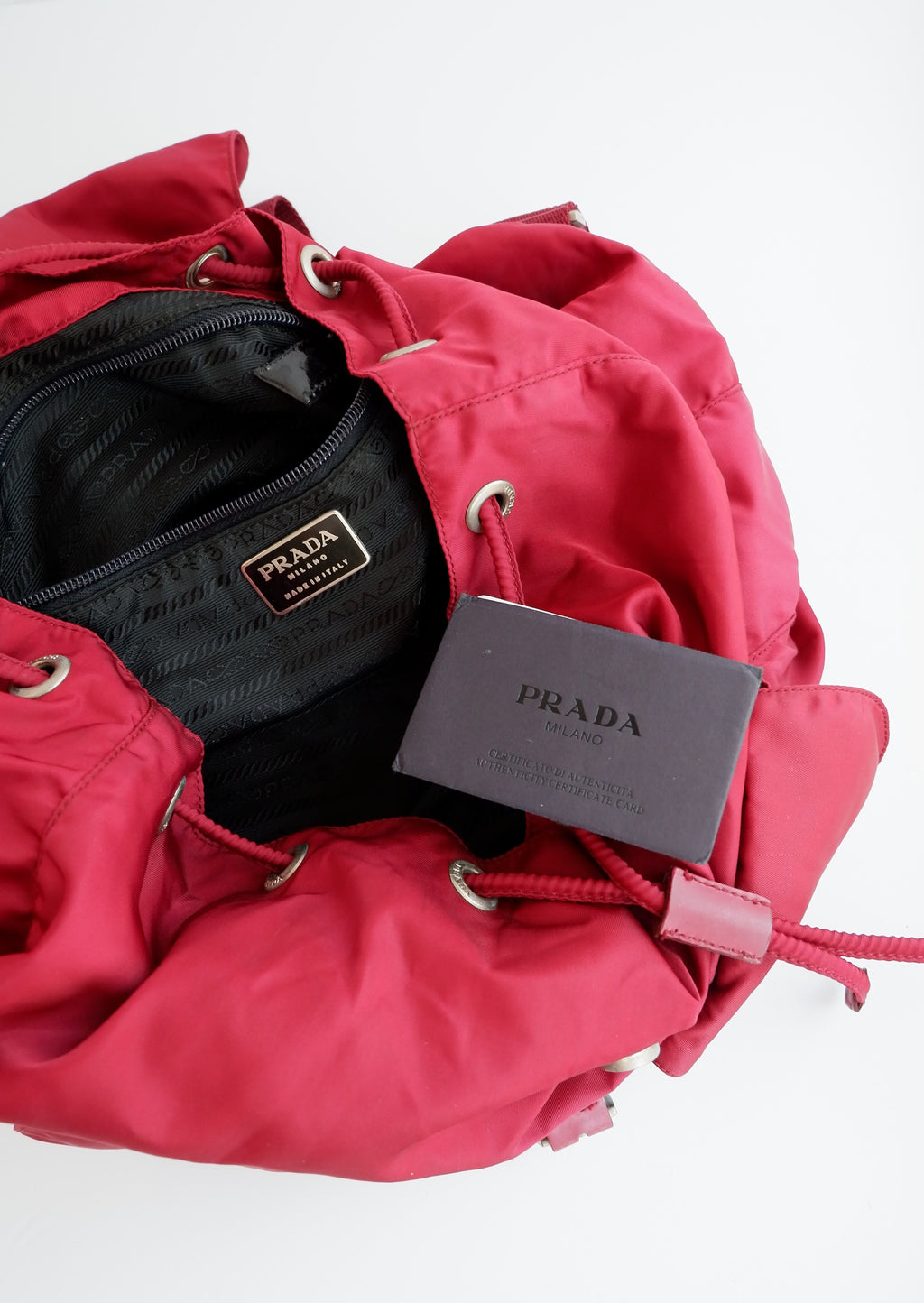 Sac à dos Prada en nylon rouge, authentique et d'occasion