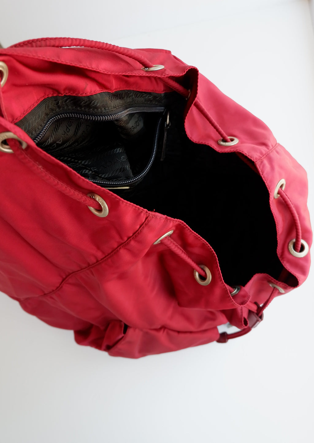 Sac à dos Prada en nylon rouge, authentique et d'occasion