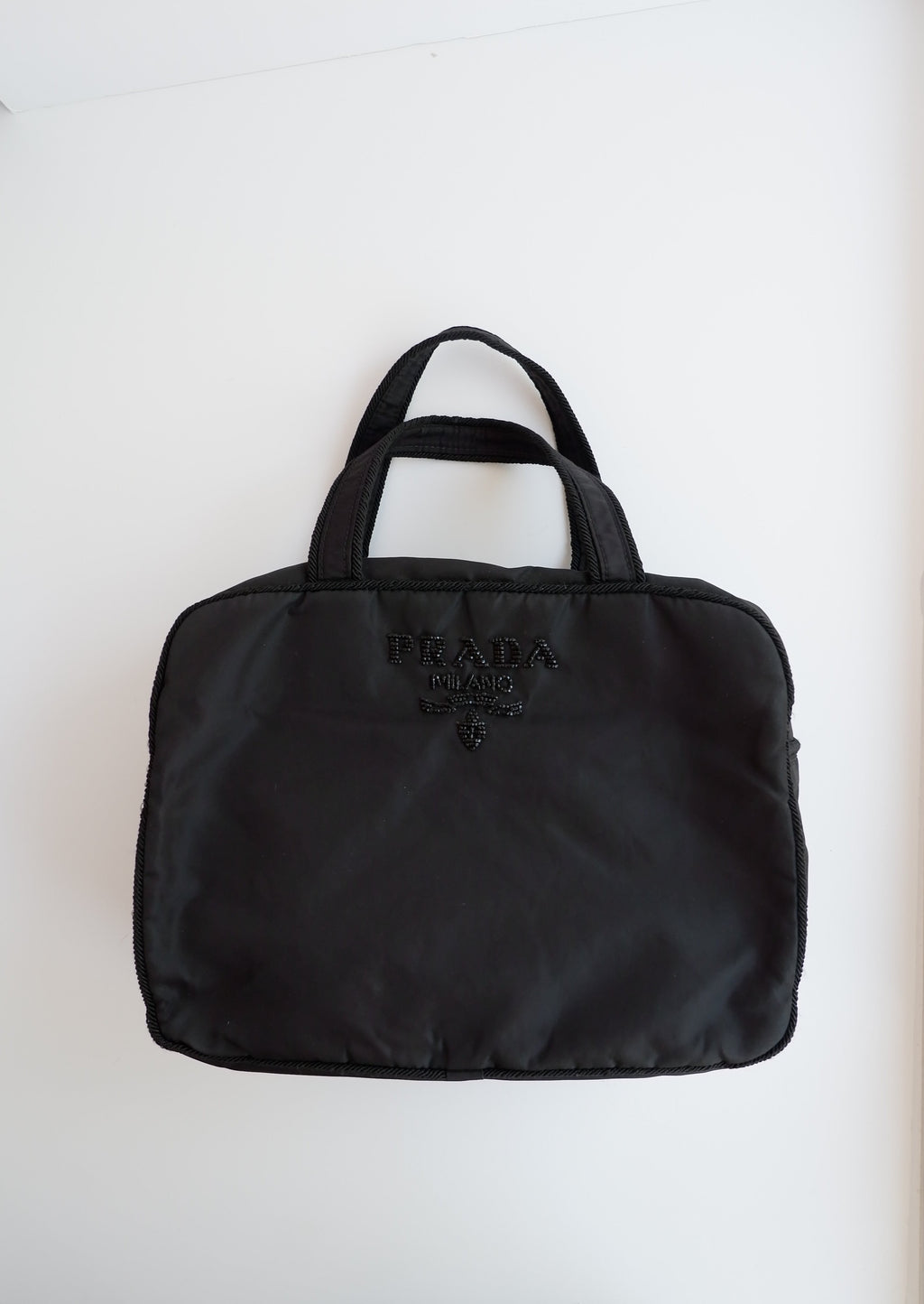 Authentique sac à main Prada en nylon noir orné du logo perlé, d'occasion