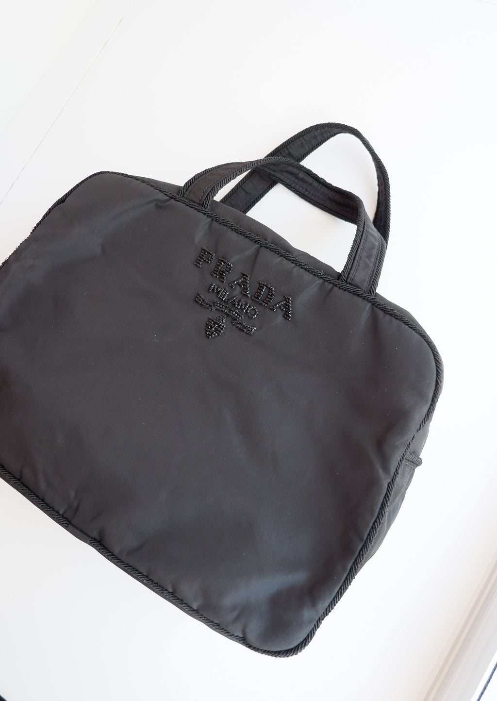 Authentique sac à main Prada en nylon noir orné du logo perlé, d'occasion