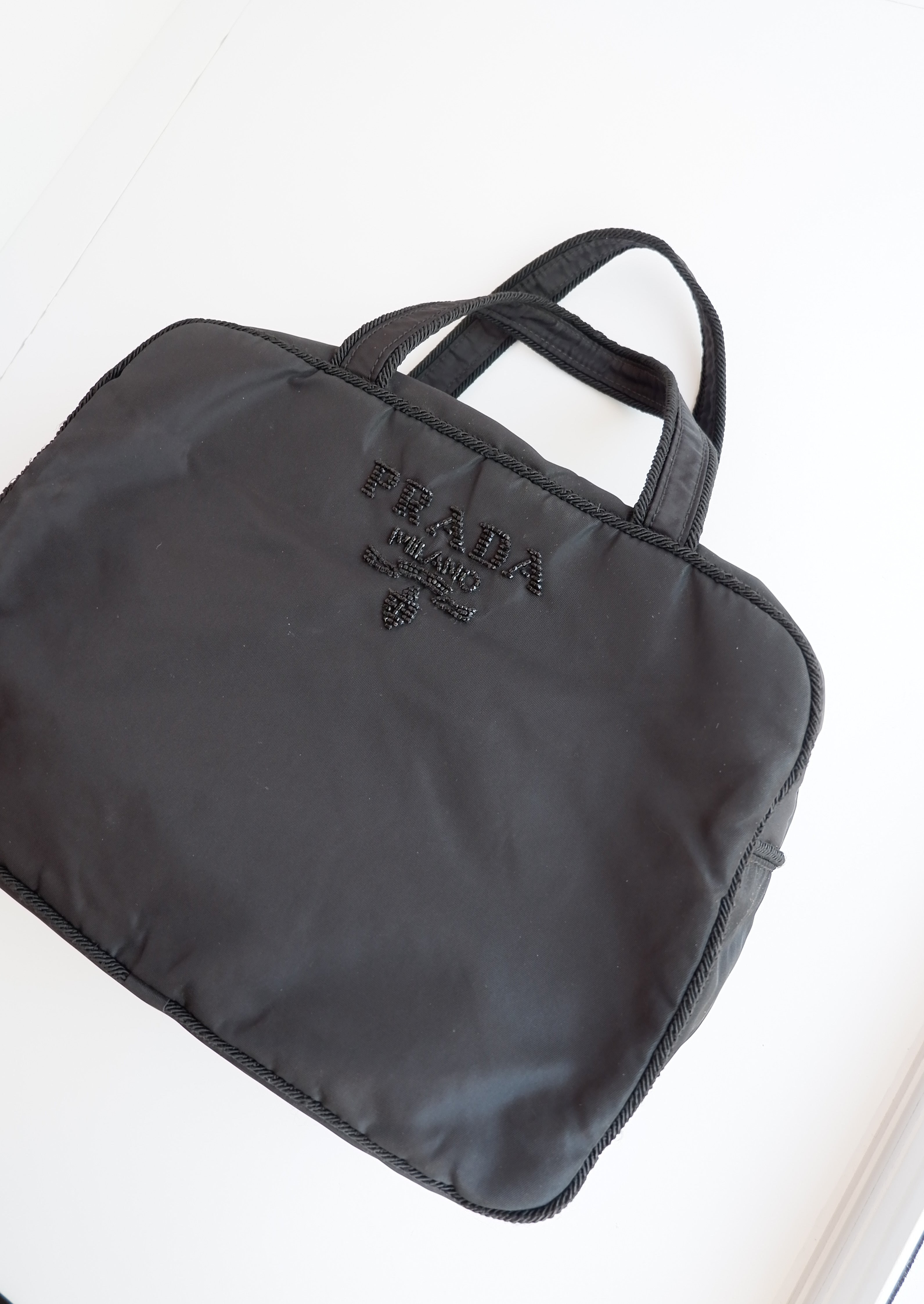 Authentique sac à main Prada en nylon noir orné du logo perlé, d'occasion