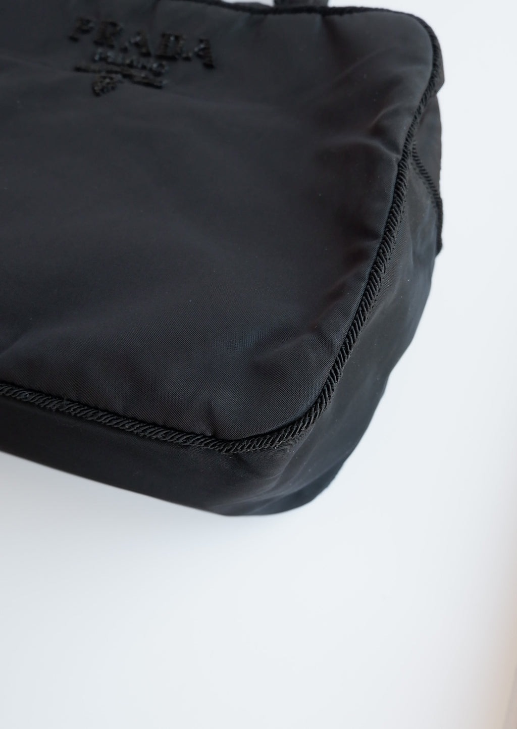 Authentique sac à main Prada en nylon noir orné du logo perlé, d'occasion