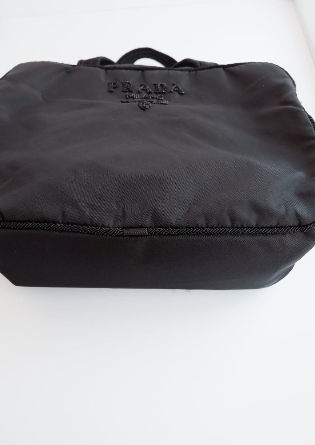 Authentique sac à main Prada en nylon noir orné du logo perlé, d'occasion