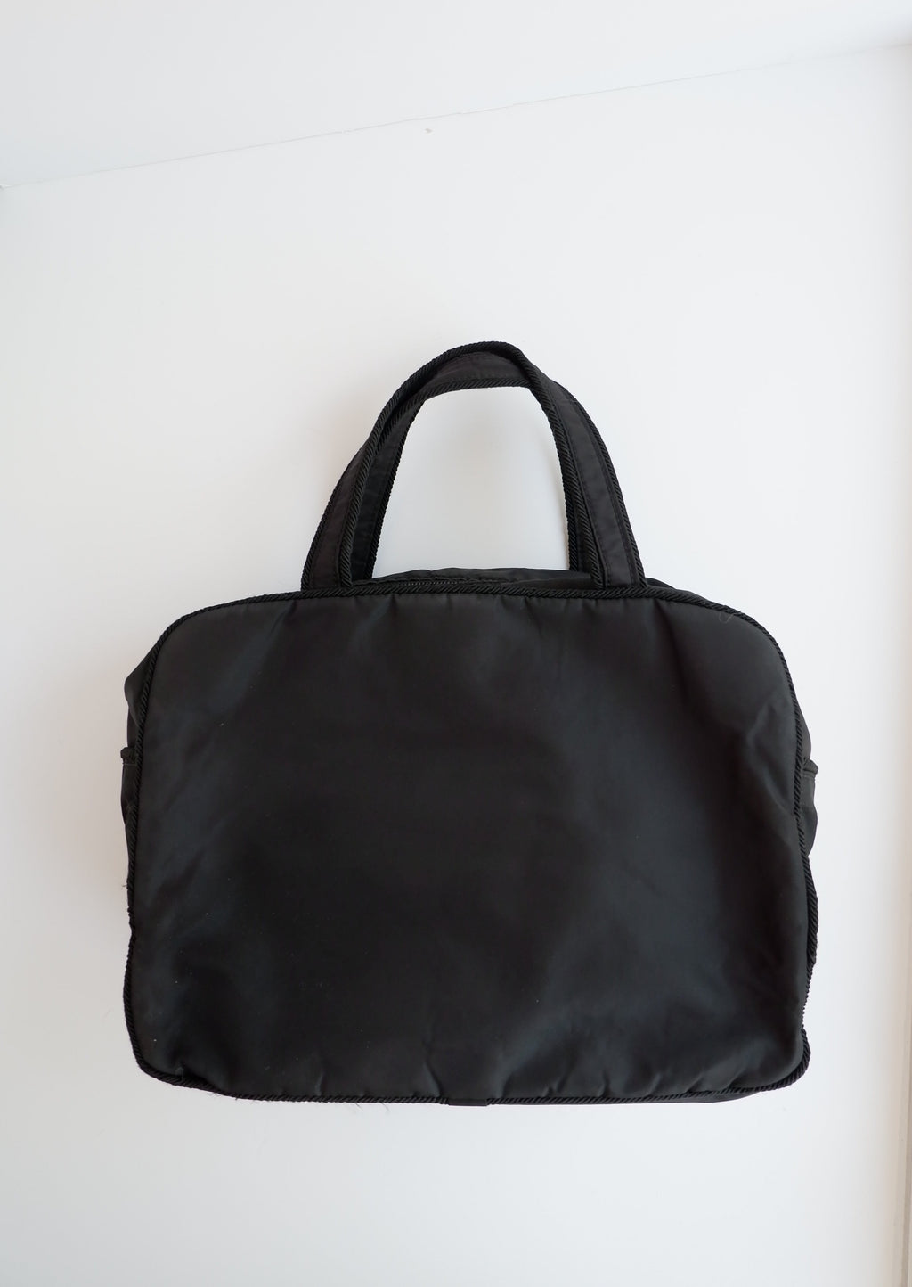 Authentique sac à main Prada en nylon noir orné du logo perlé, d'occasion
