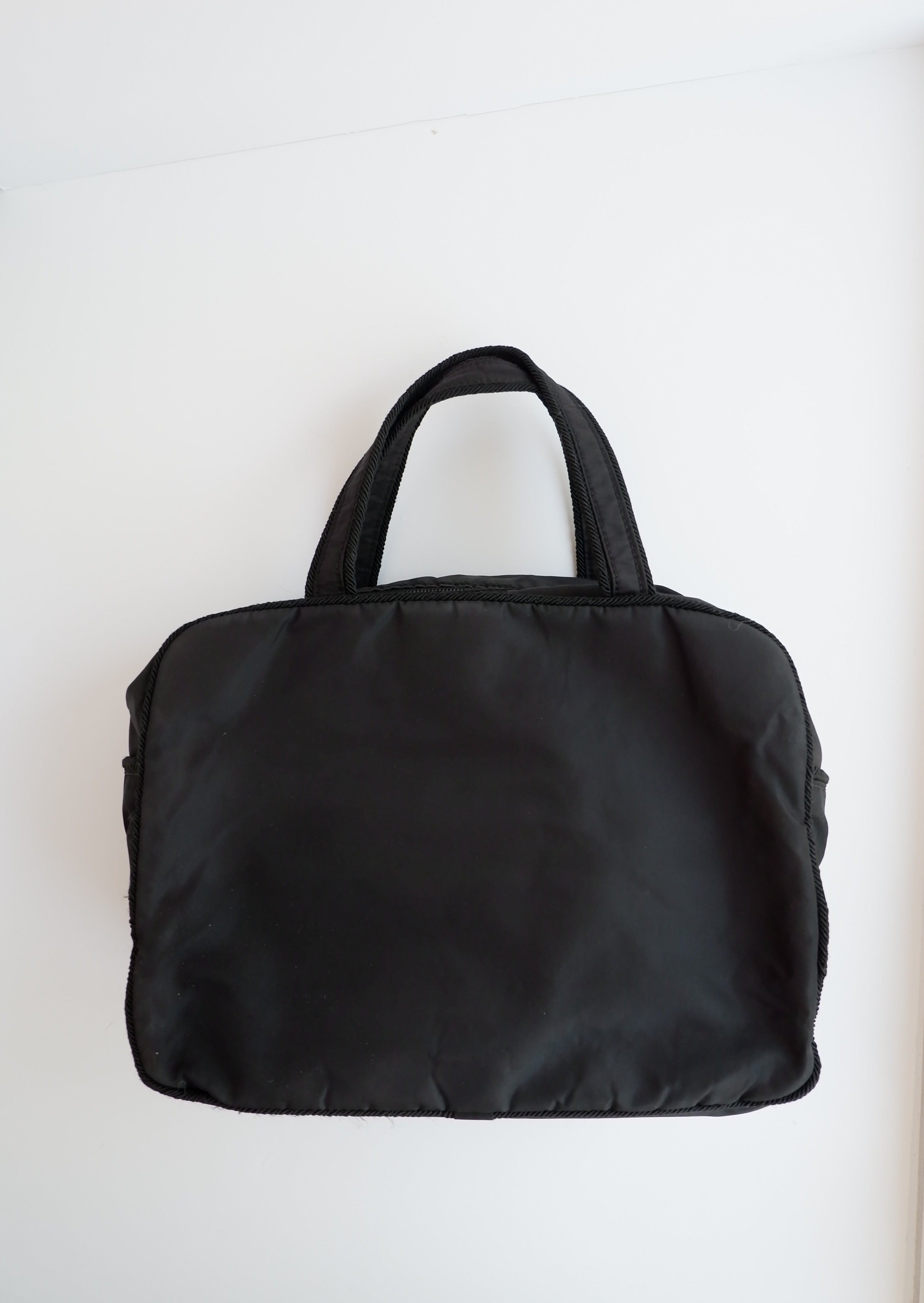 Authentique sac à main Prada en nylon noir orné du logo perlé, d'occasion