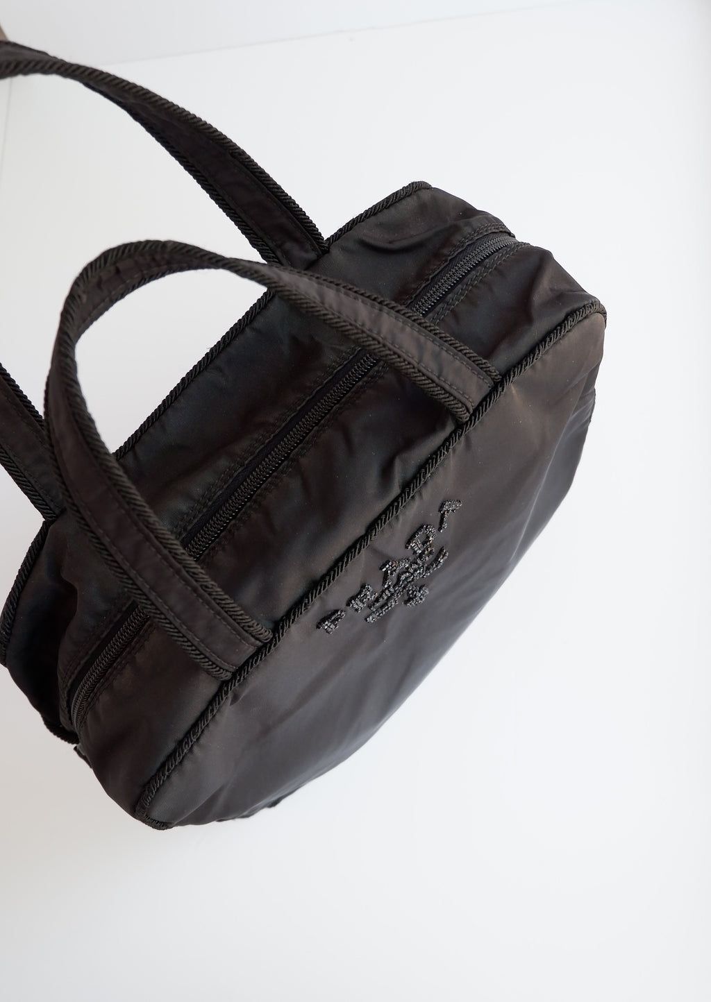 Authentique sac à main Prada en nylon noir orné du logo perlé, d'occasion