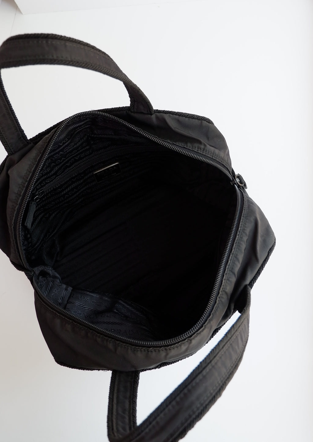 Authentique sac à main Prada en nylon noir orné du logo perlé, d'occasion