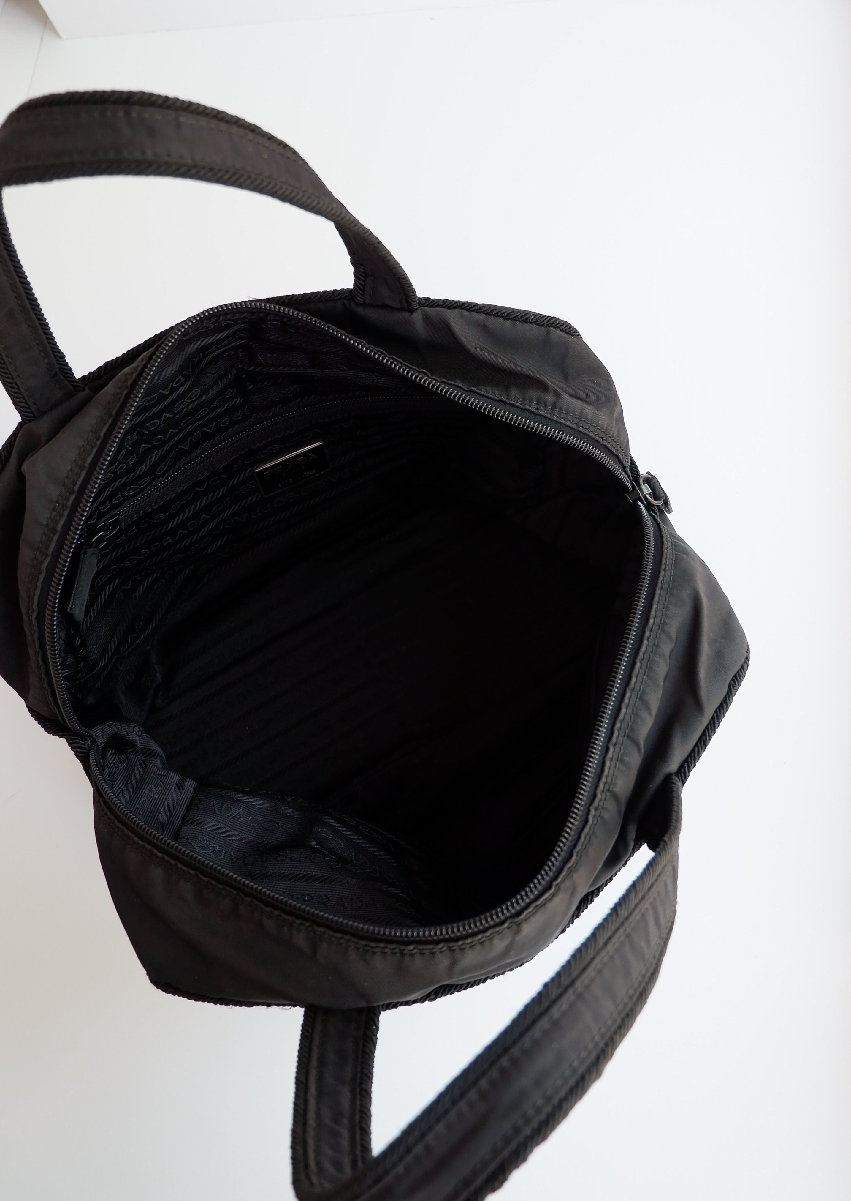 Authentique sac à main Prada en nylon noir orné du logo perlé, d'occasion