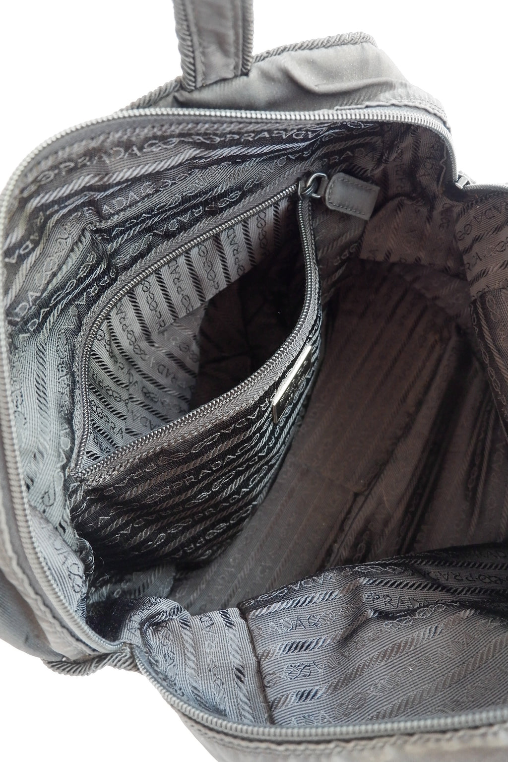Authentique sac à main Prada en nylon noir orné du logo perlé, d'occasion