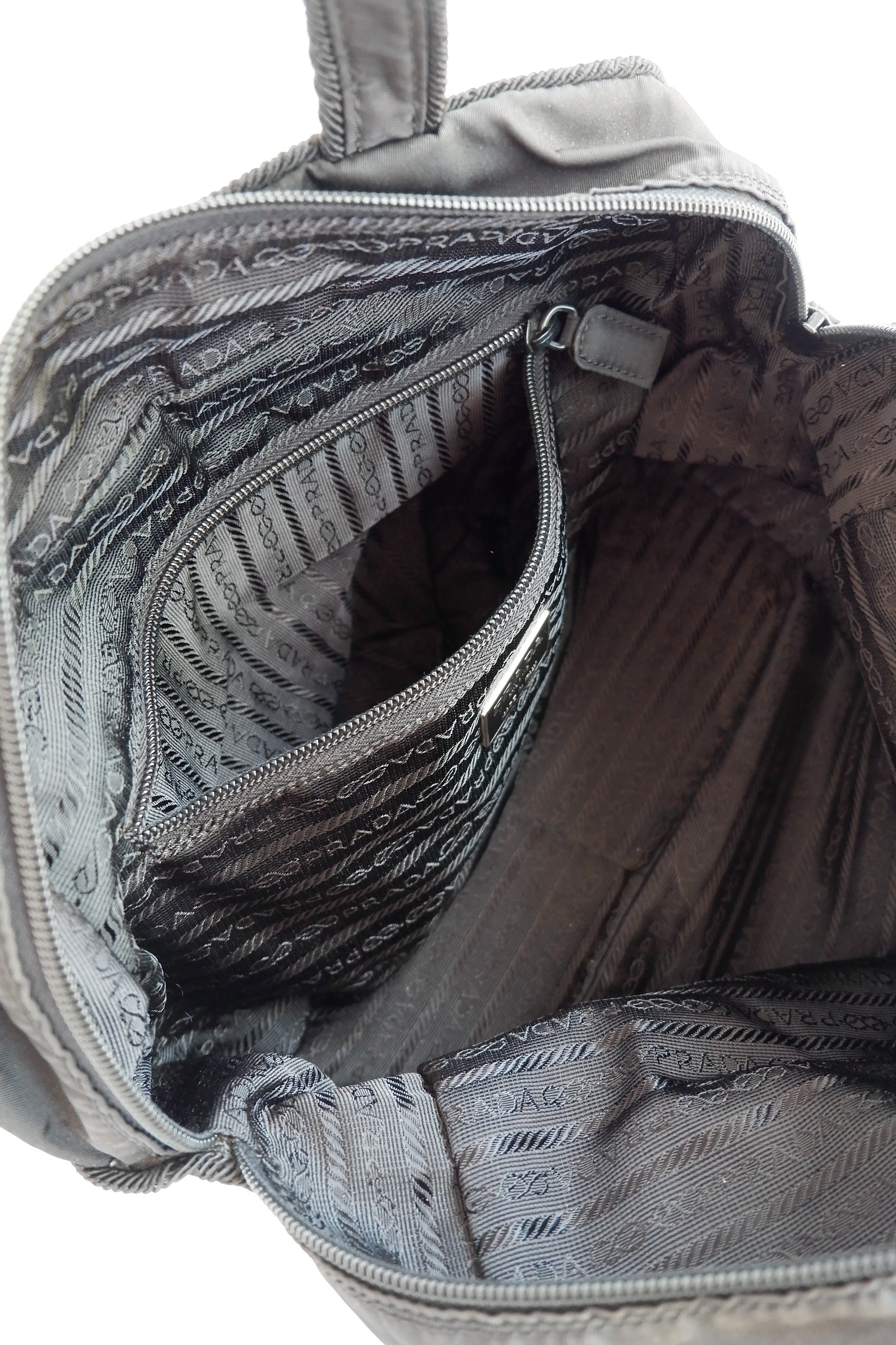 Authentique sac à main Prada en nylon noir orné du logo perlé, d'occasion
