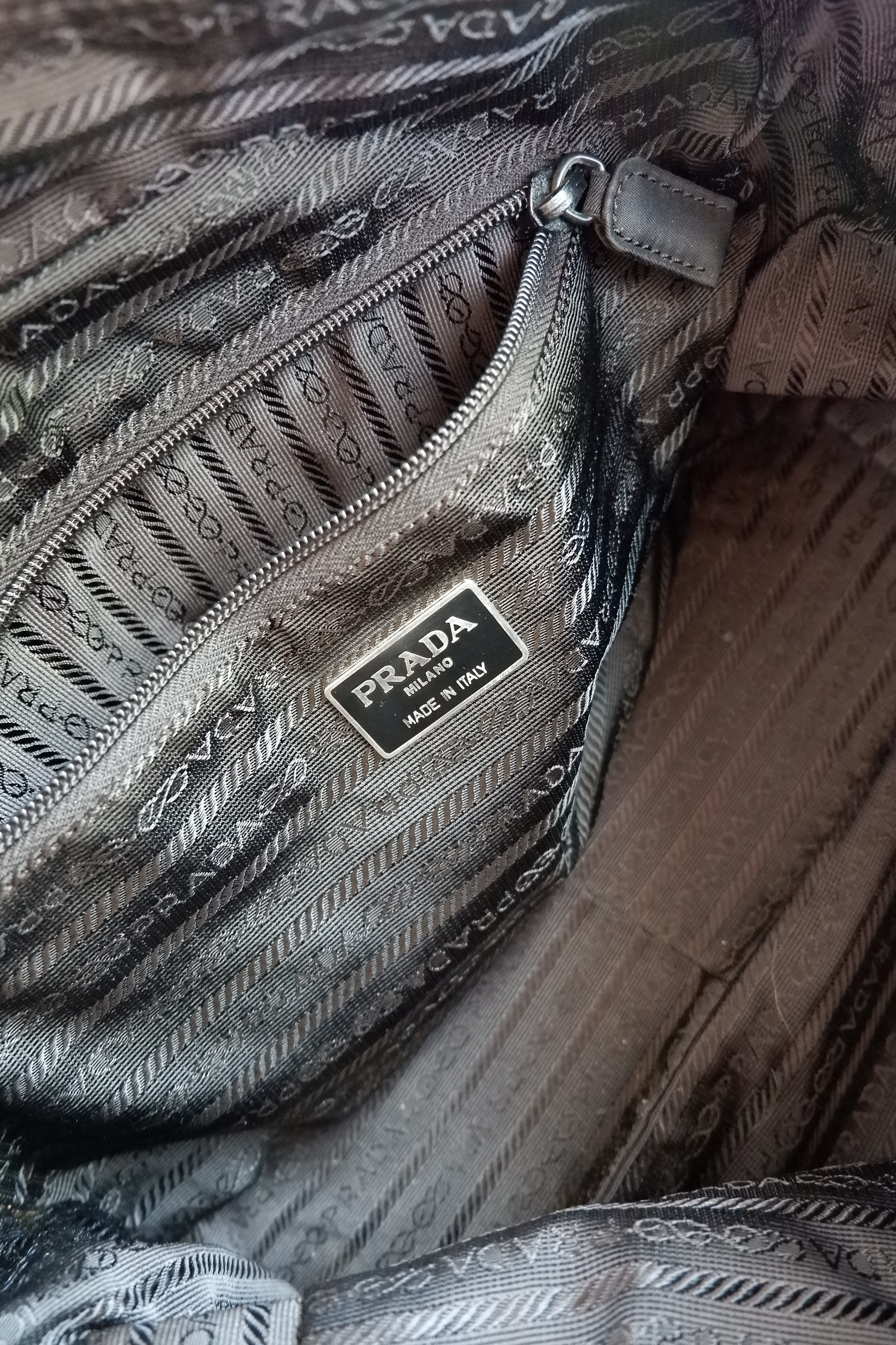 Authentique sac à main Prada en nylon noir orné du logo perlé, d'occasion