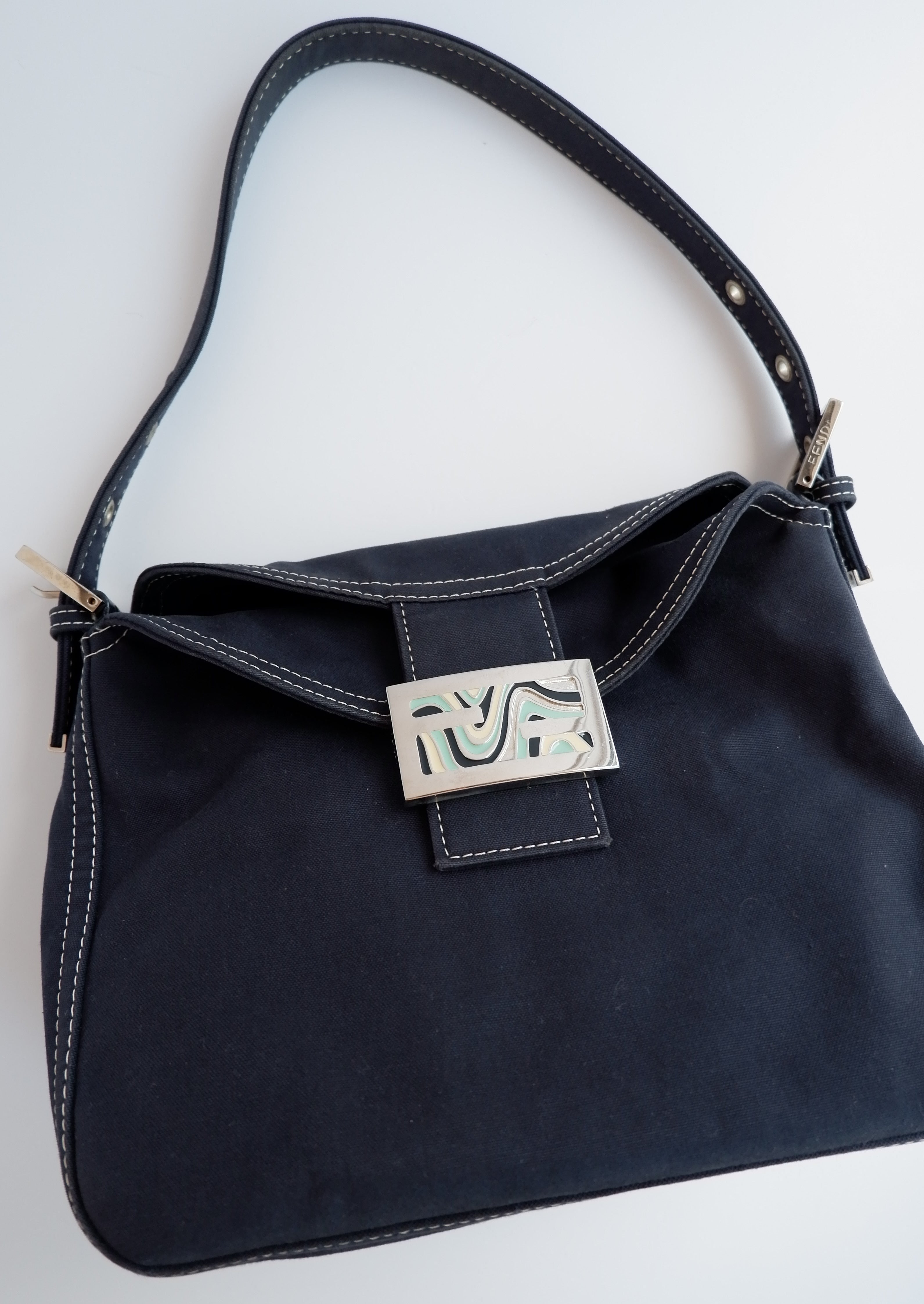 Authentique Sac porté épaule Fendi Baguette en toile bleu marine d'occasion