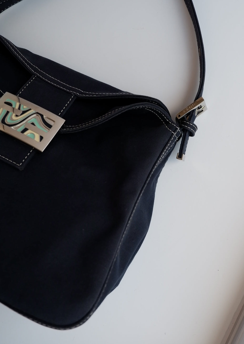 Authentique Sac porté épaule Fendi Baguette en toile bleu marine d'occasion
