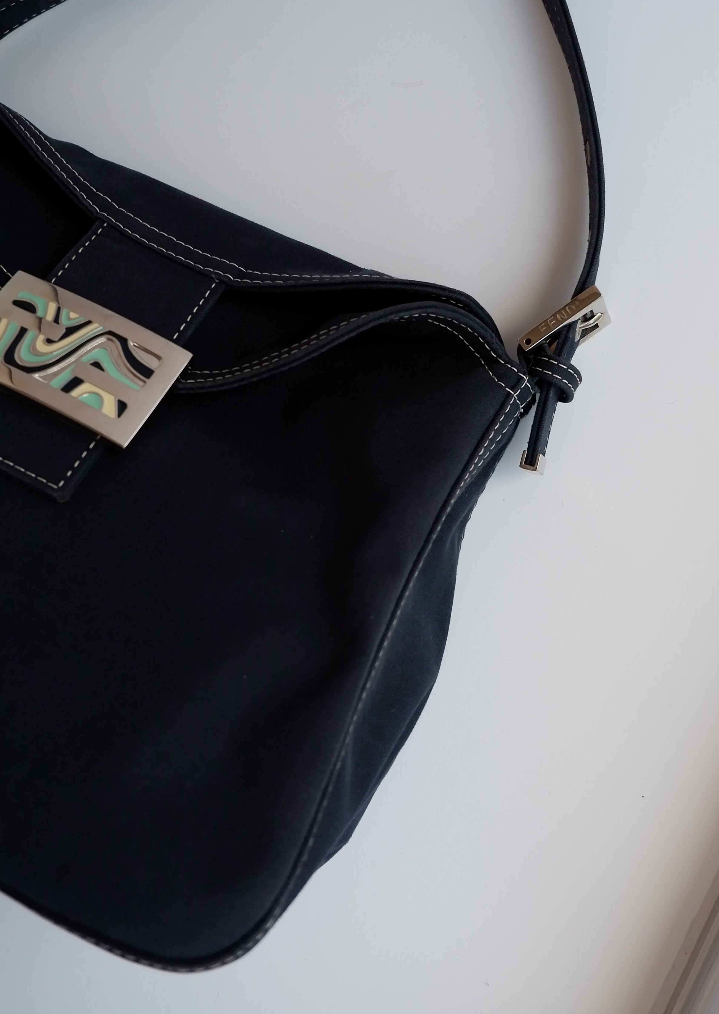 Authentique Sac porté épaule Fendi Baguette en toile bleu marine d'occasion
