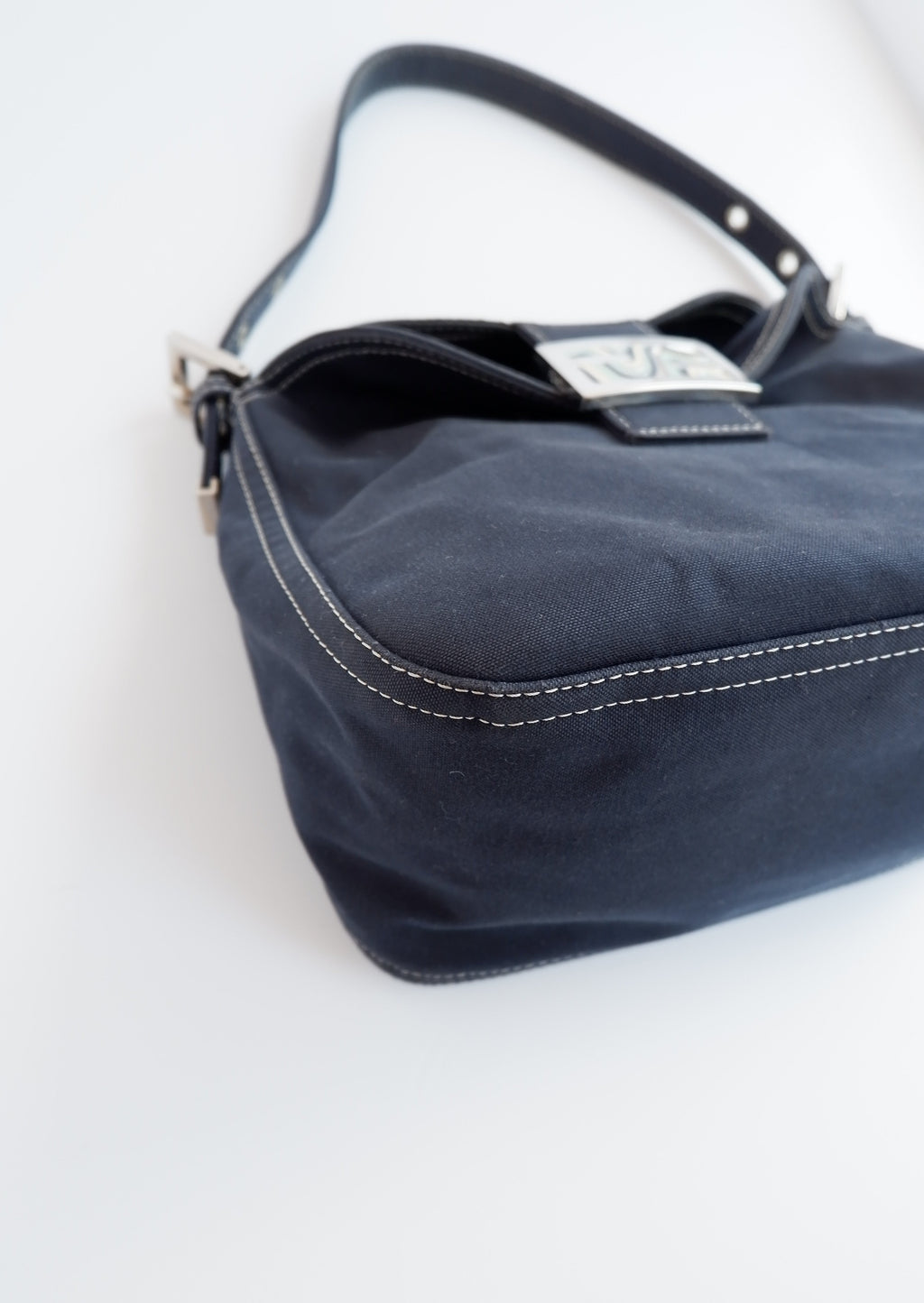 Authentique Sac porté épaule Fendi Baguette en toile bleu marine d'occasion