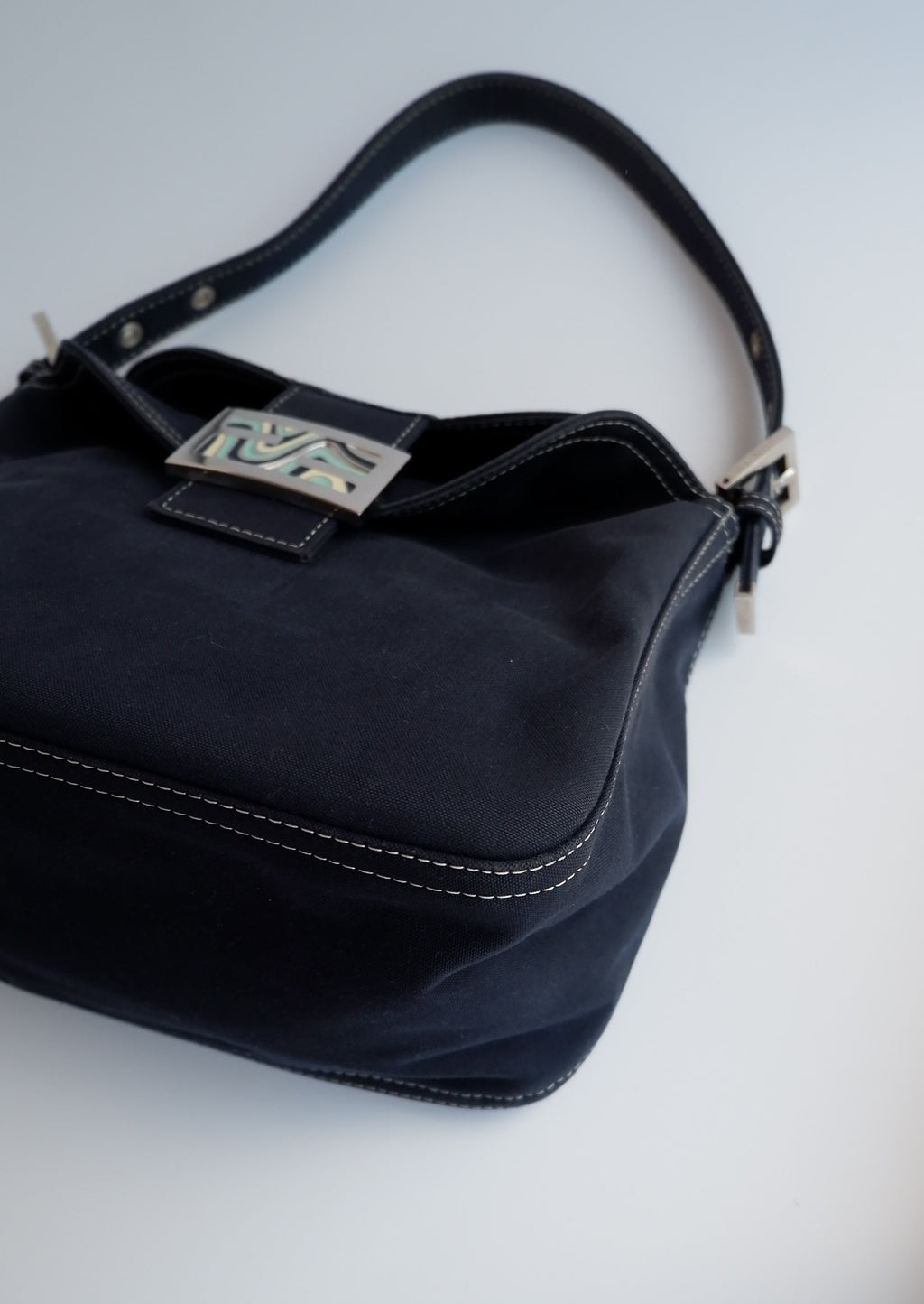 Authentique Sac porté épaule Fendi Baguette en toile bleu marine d'occasion