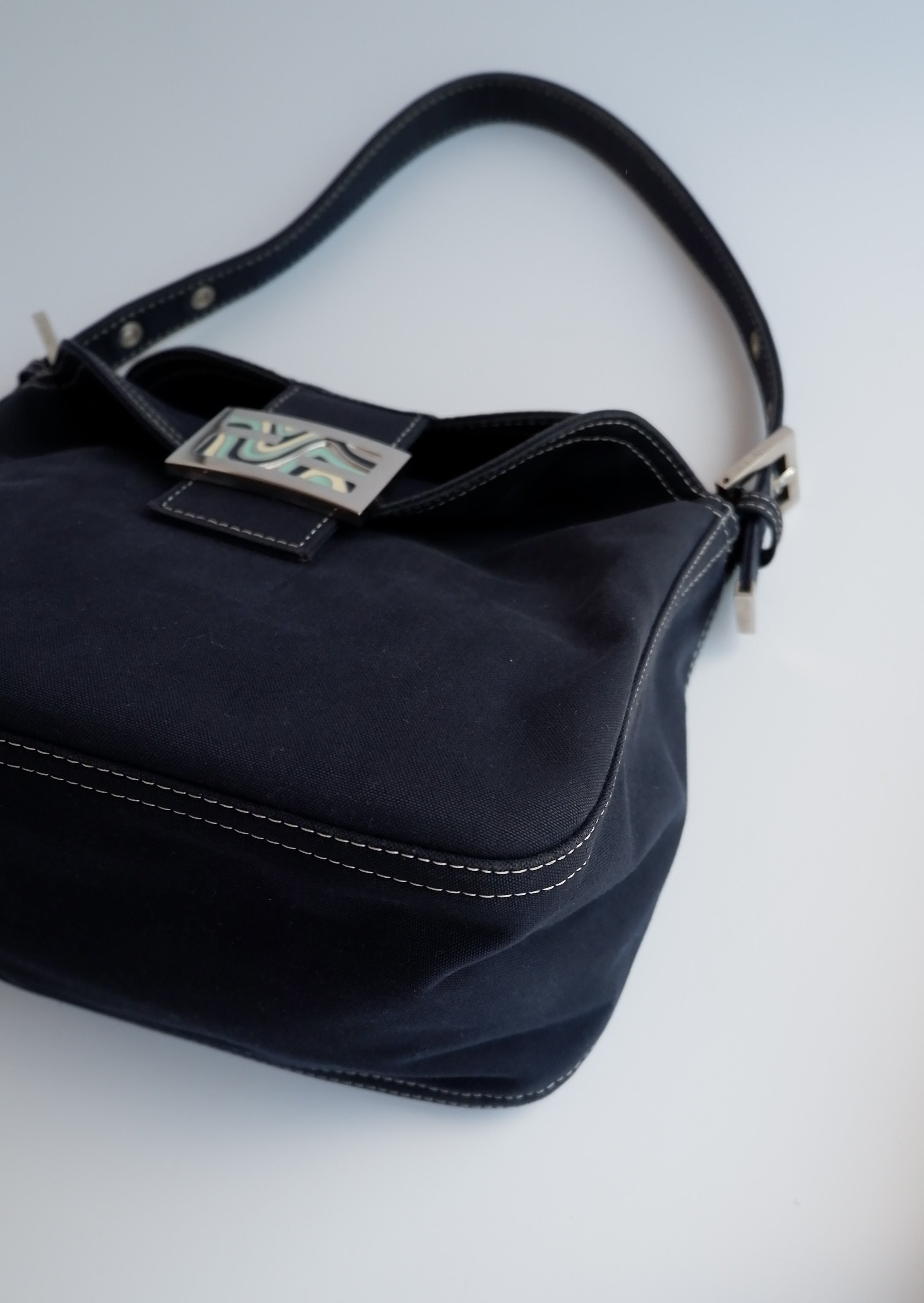 Authentique Sac porté épaule Fendi Baguette en toile bleu marine d'occasion