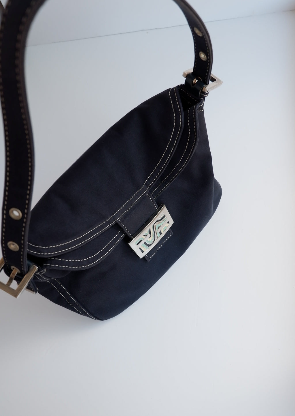 Authentique Sac porté épaule Fendi Baguette en toile bleu marine d'occasion