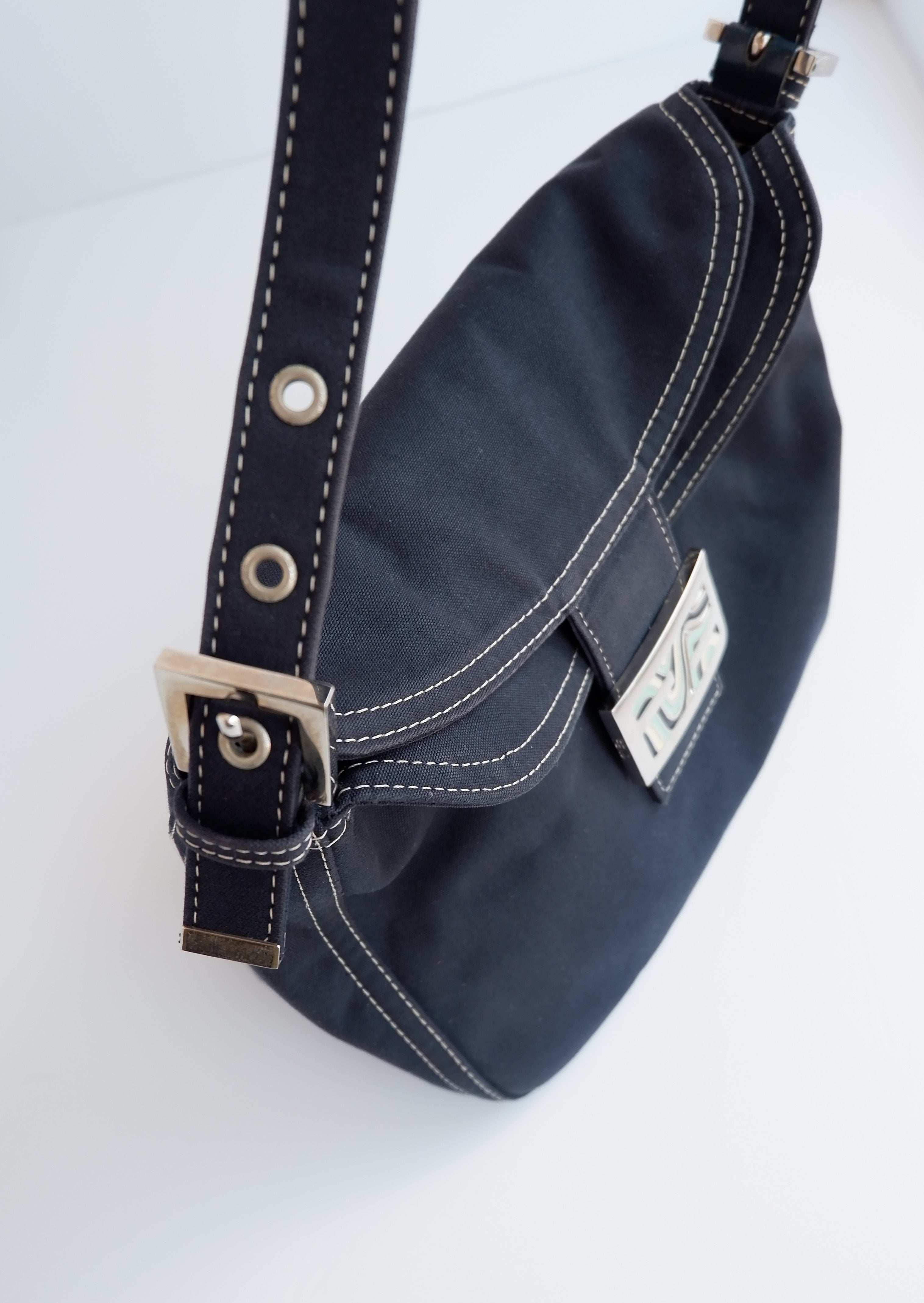 Authentique Sac porté épaule Fendi Baguette en toile bleu marine d'occasion