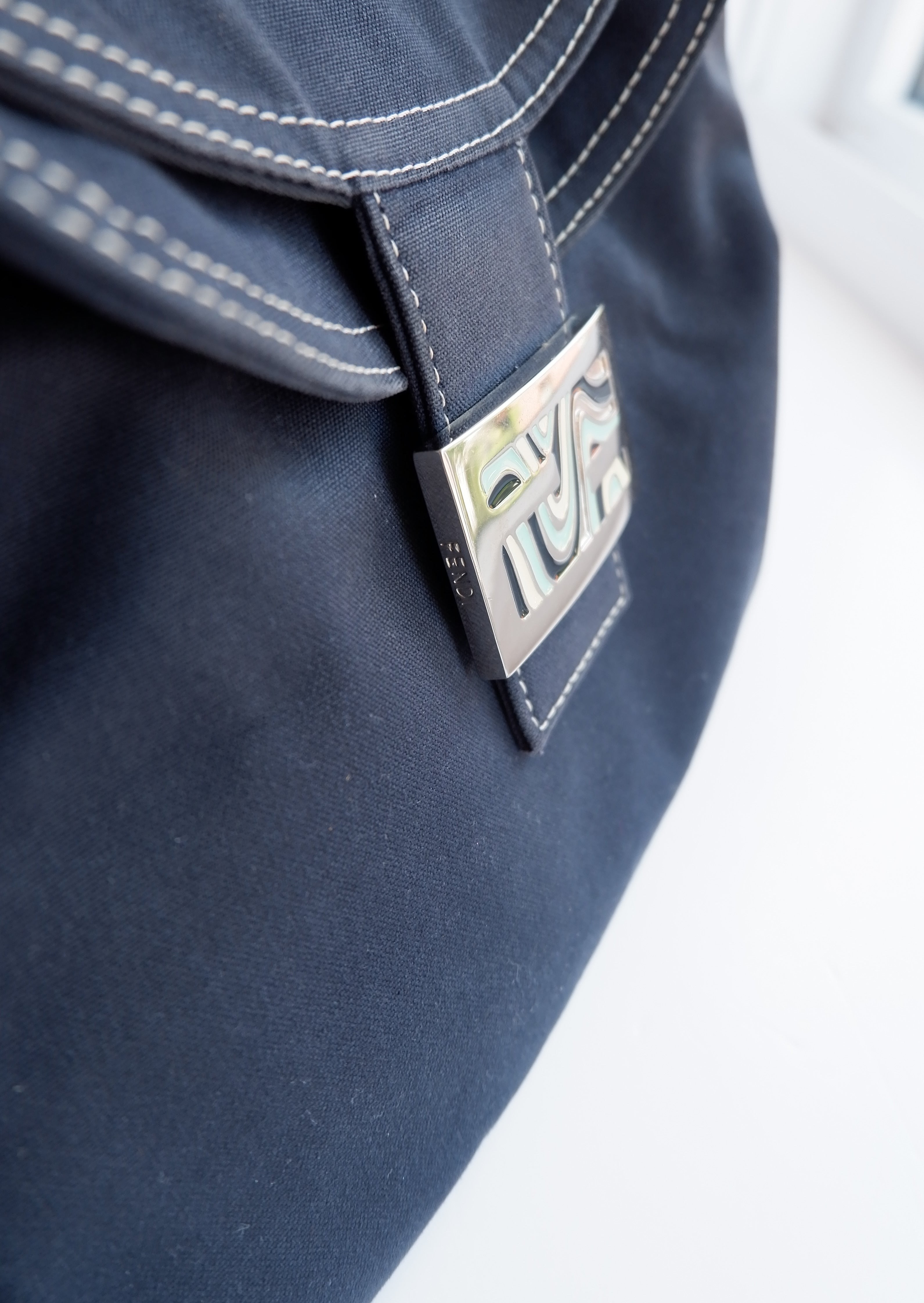 Authentique Sac porté épaule Fendi Baguette en toile bleu marine d'occasion