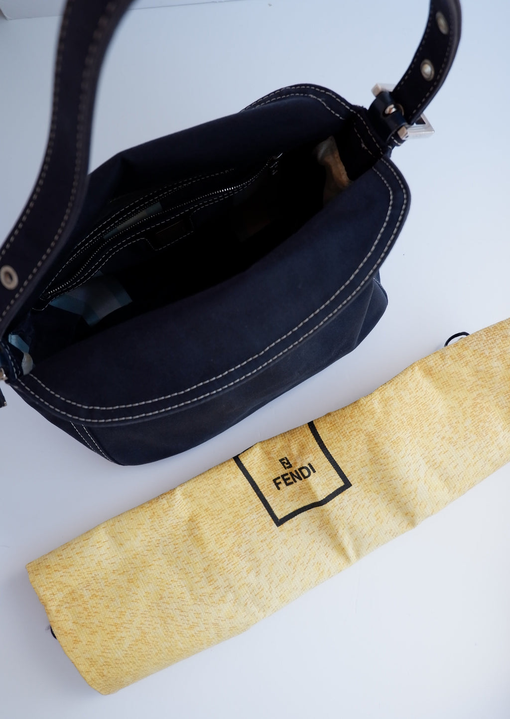 Authentique Sac porté épaule Fendi Baguette en toile bleu marine d'occasion