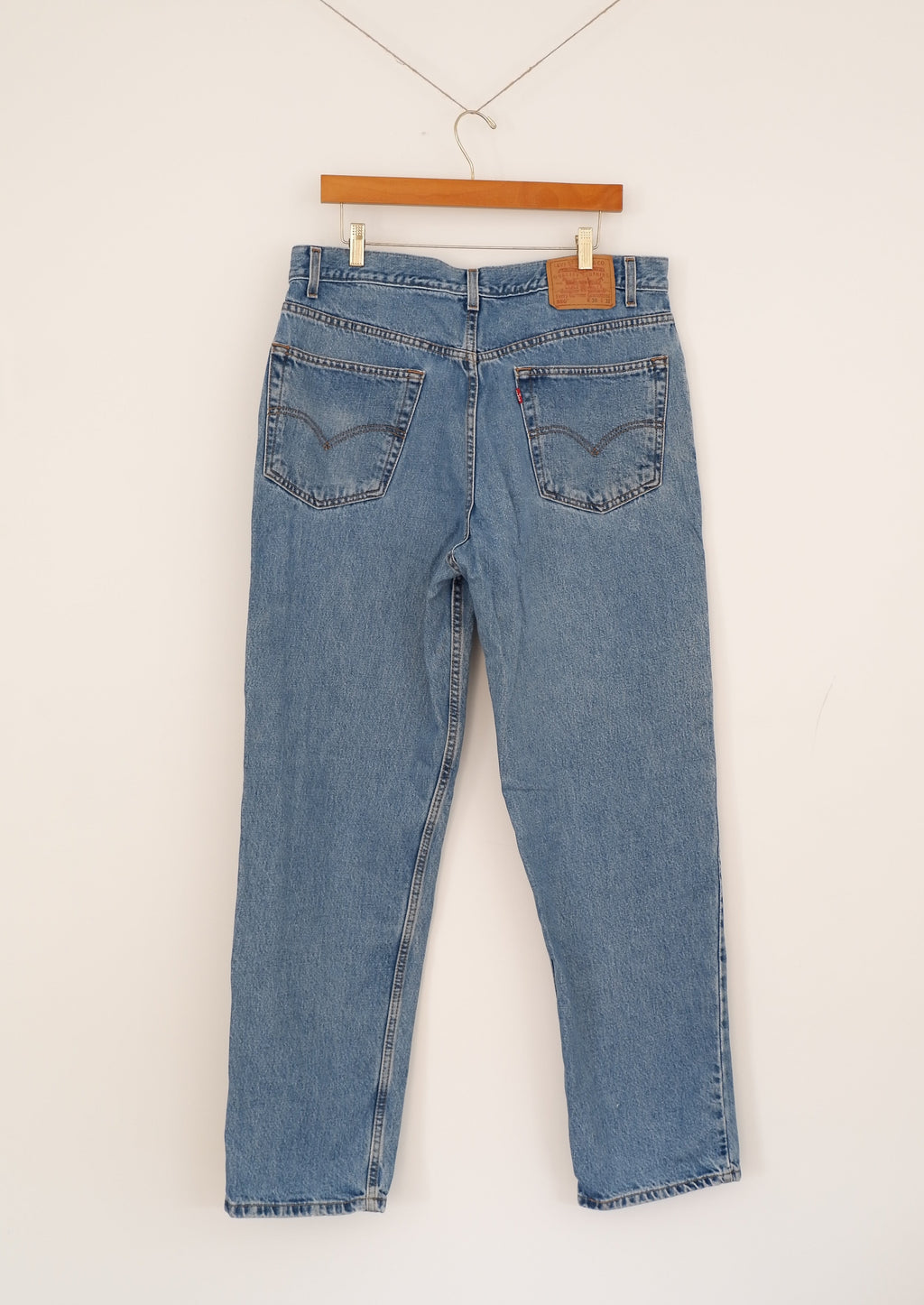Levis 550 Medium Wash Relaxed Fit Jeans - 36