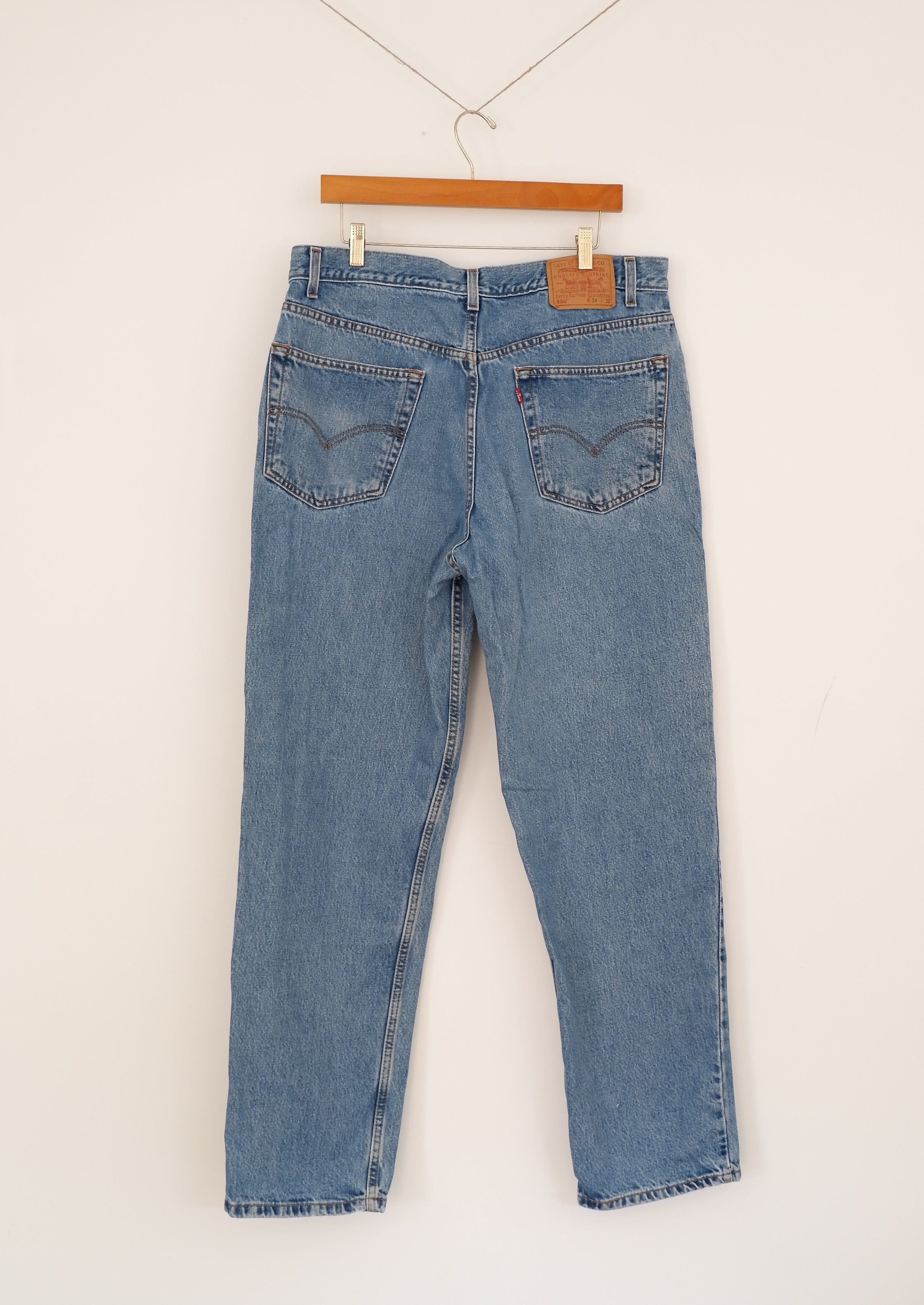 Levis 550 Medium Wash Relaxed Fit Jeans - 36