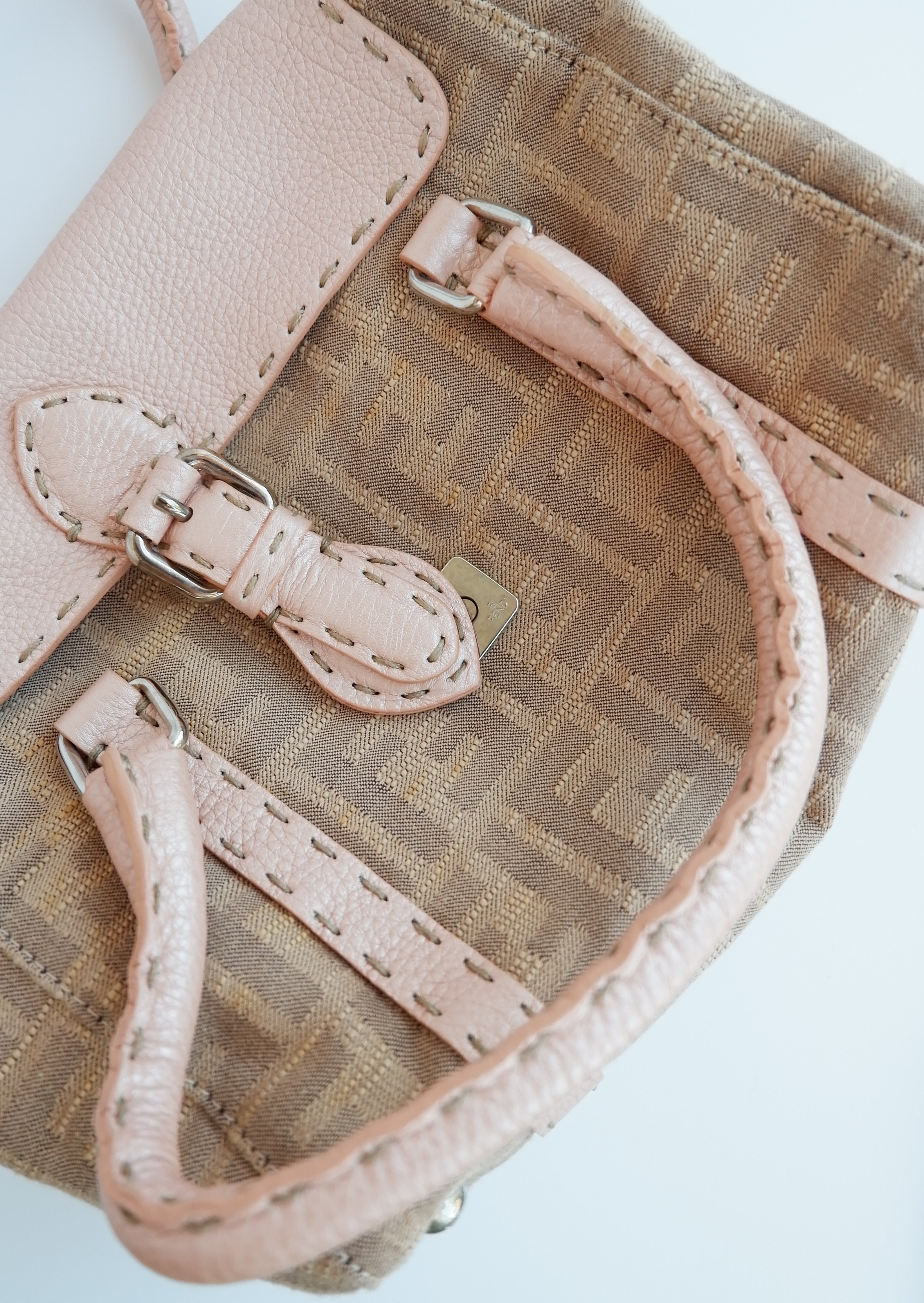 Sac à main Fendi Zucca rose authentique d'occasion
