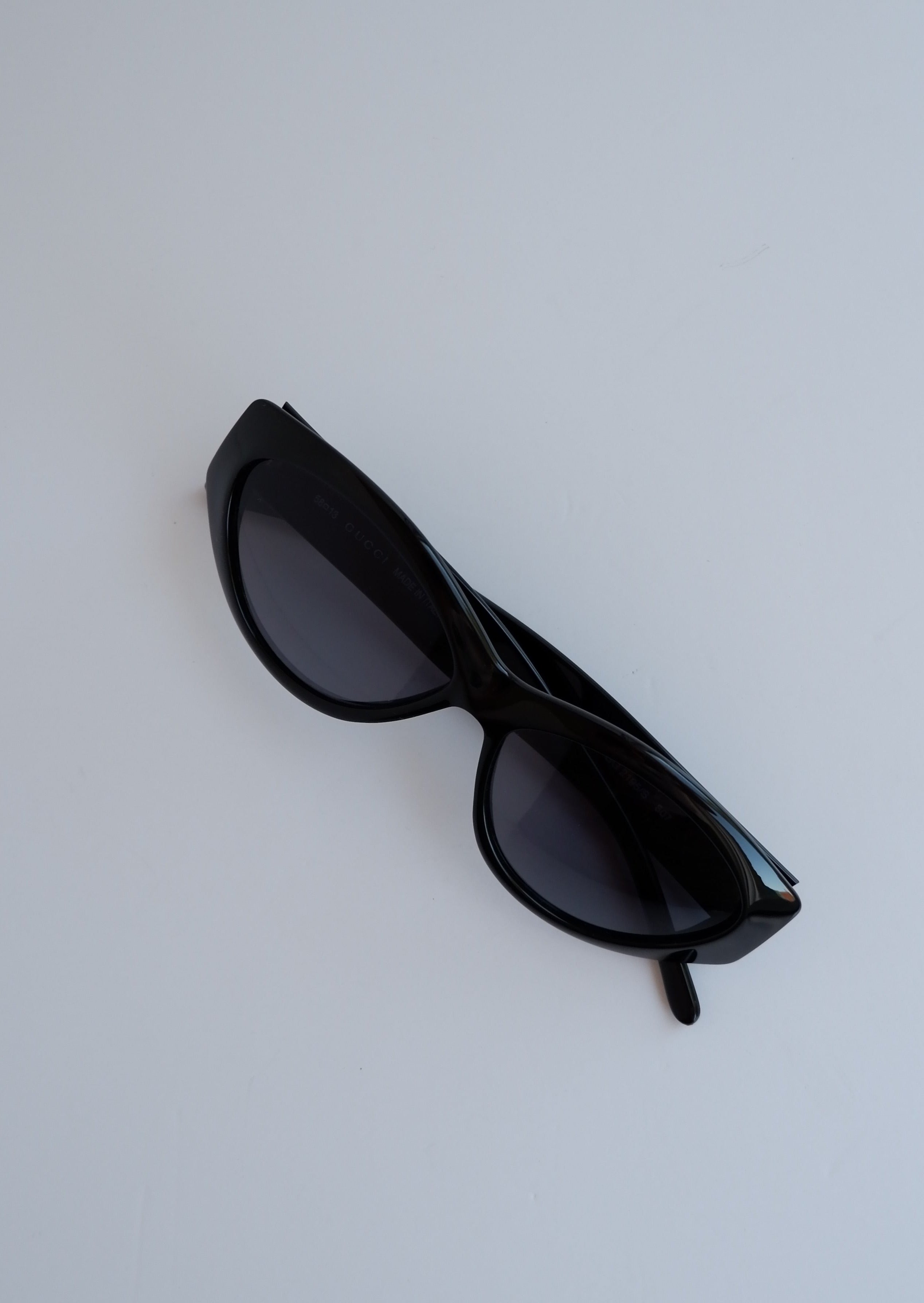 Authentiques Lunettes de soleil Gucci vintage d'occasion à monture fine et arrondie noire