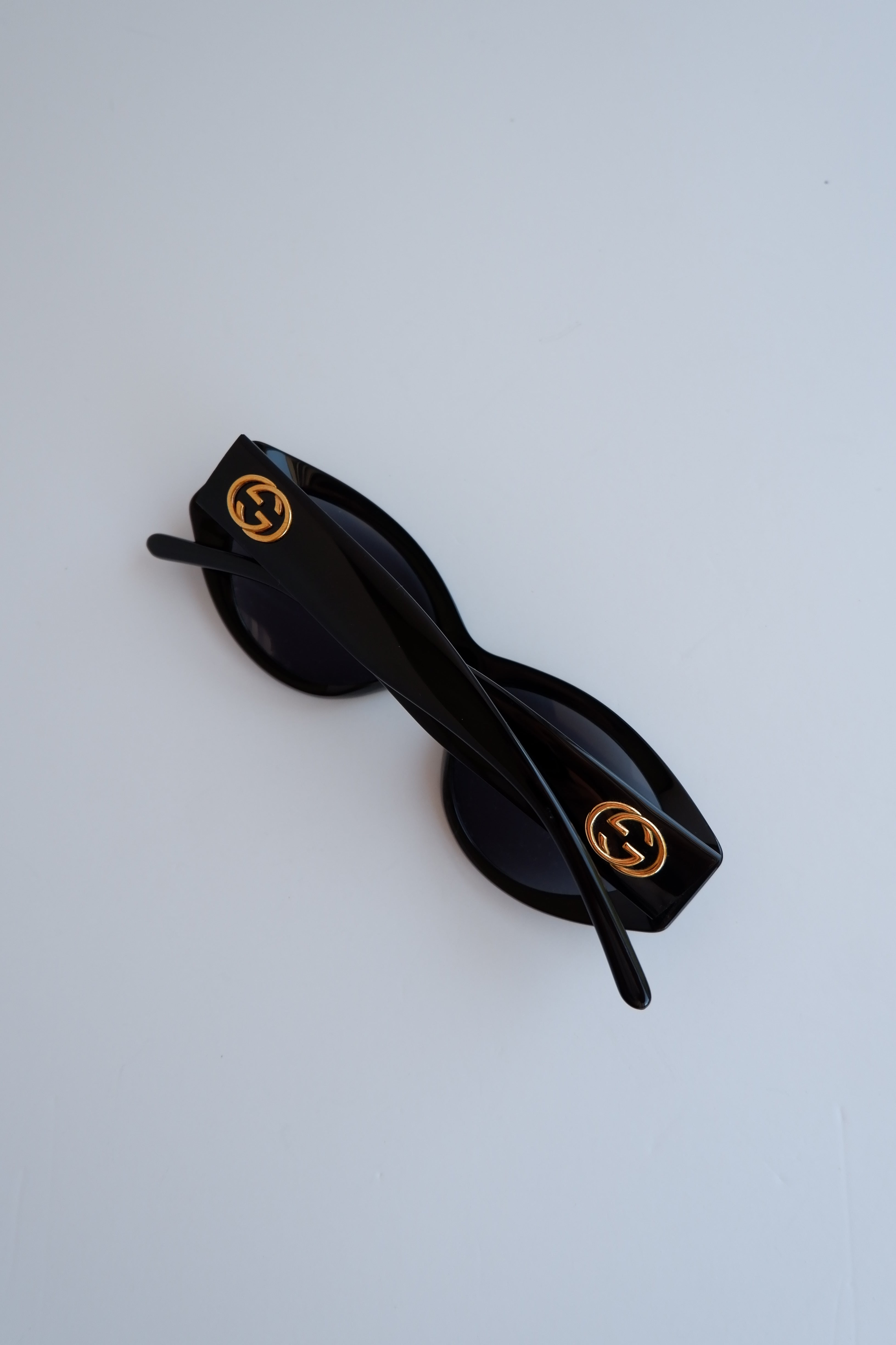 Authentiques Lunettes de soleil Gucci vintage d'occasion à monture fine et arrondie noire