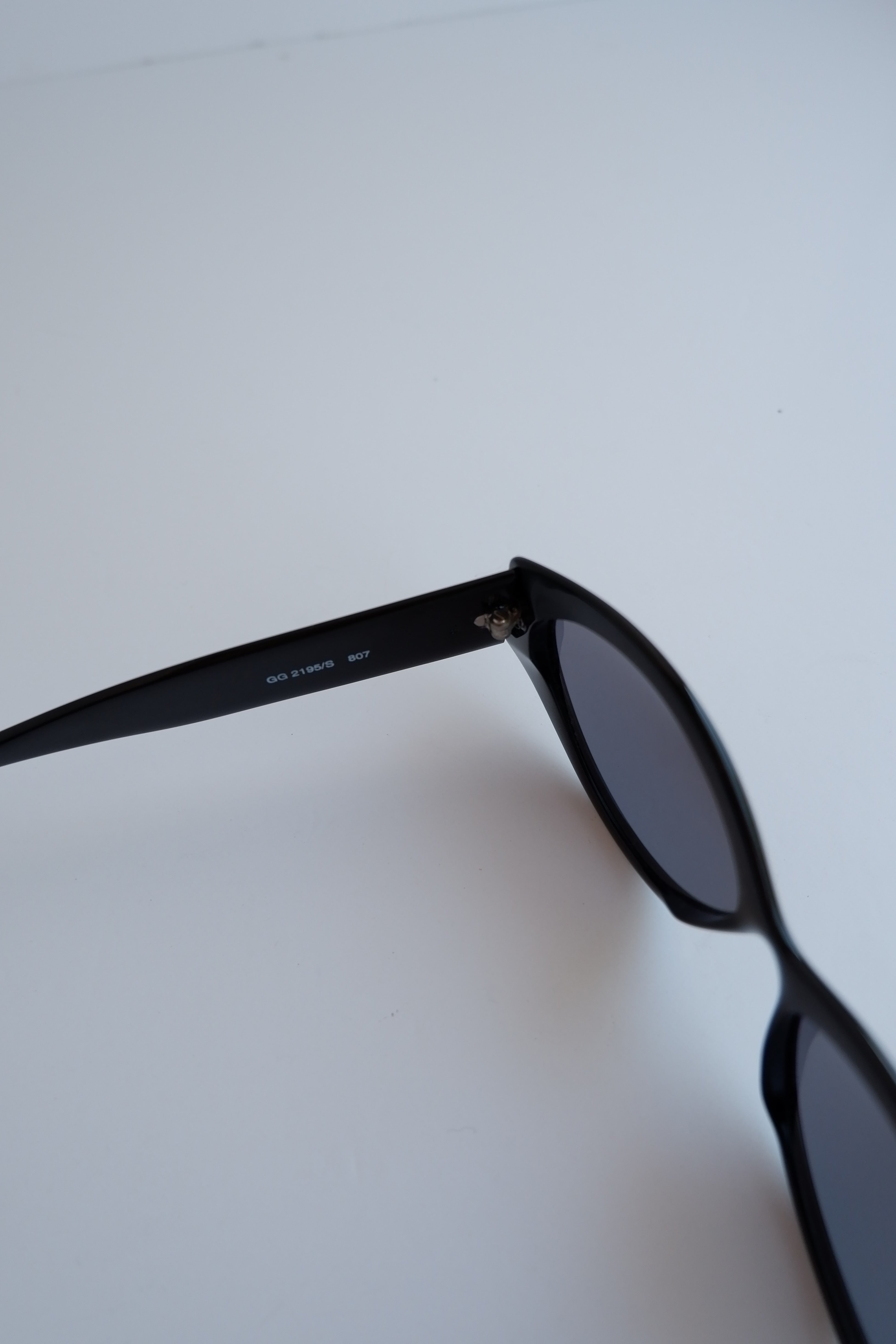 Authentiques Lunettes de soleil Gucci vintage d'occasion à monture fine et arrondie noire
