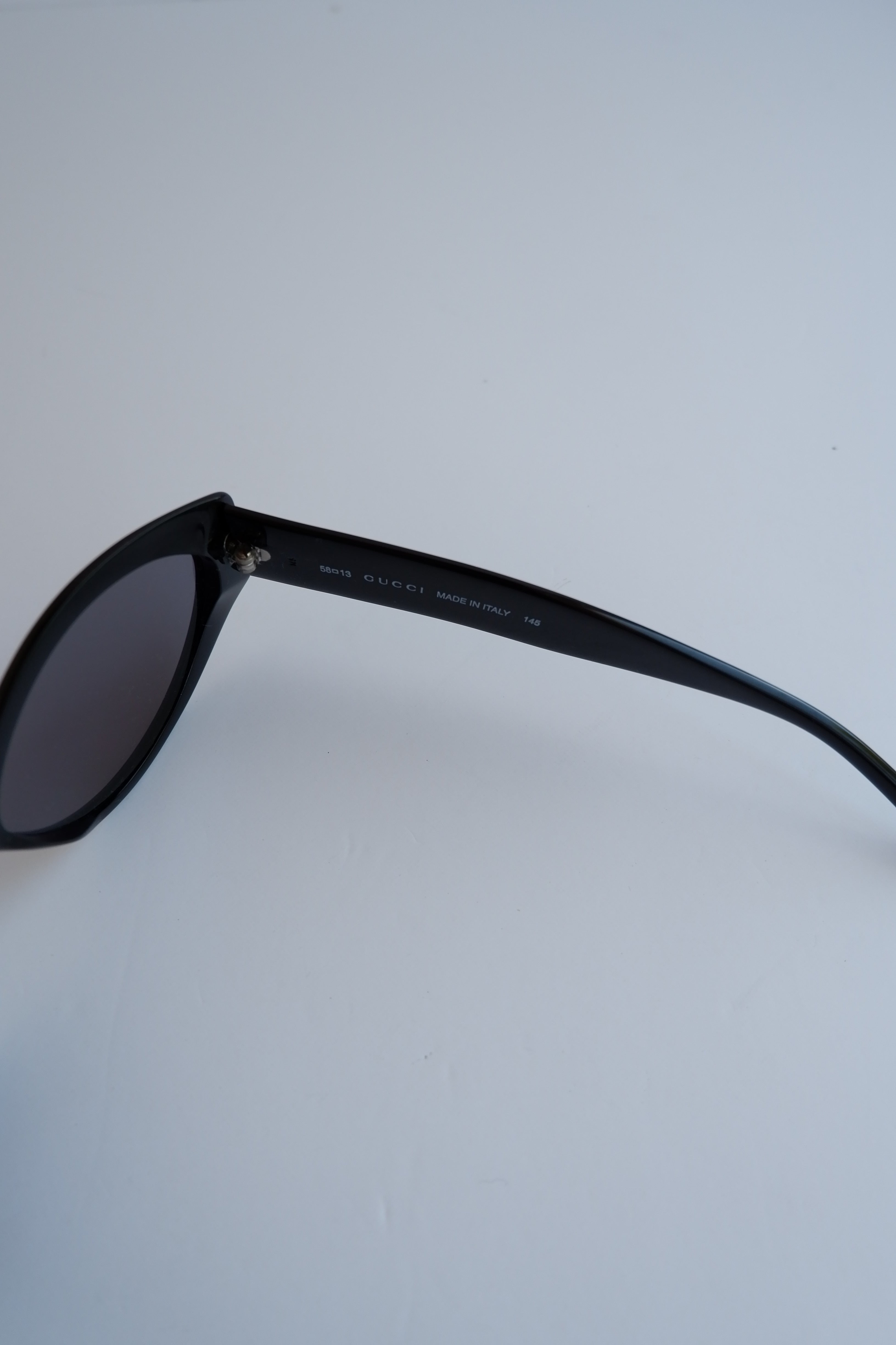 Authentiques Lunettes de soleil Gucci vintage d'occasion à monture fine et arrondie noire