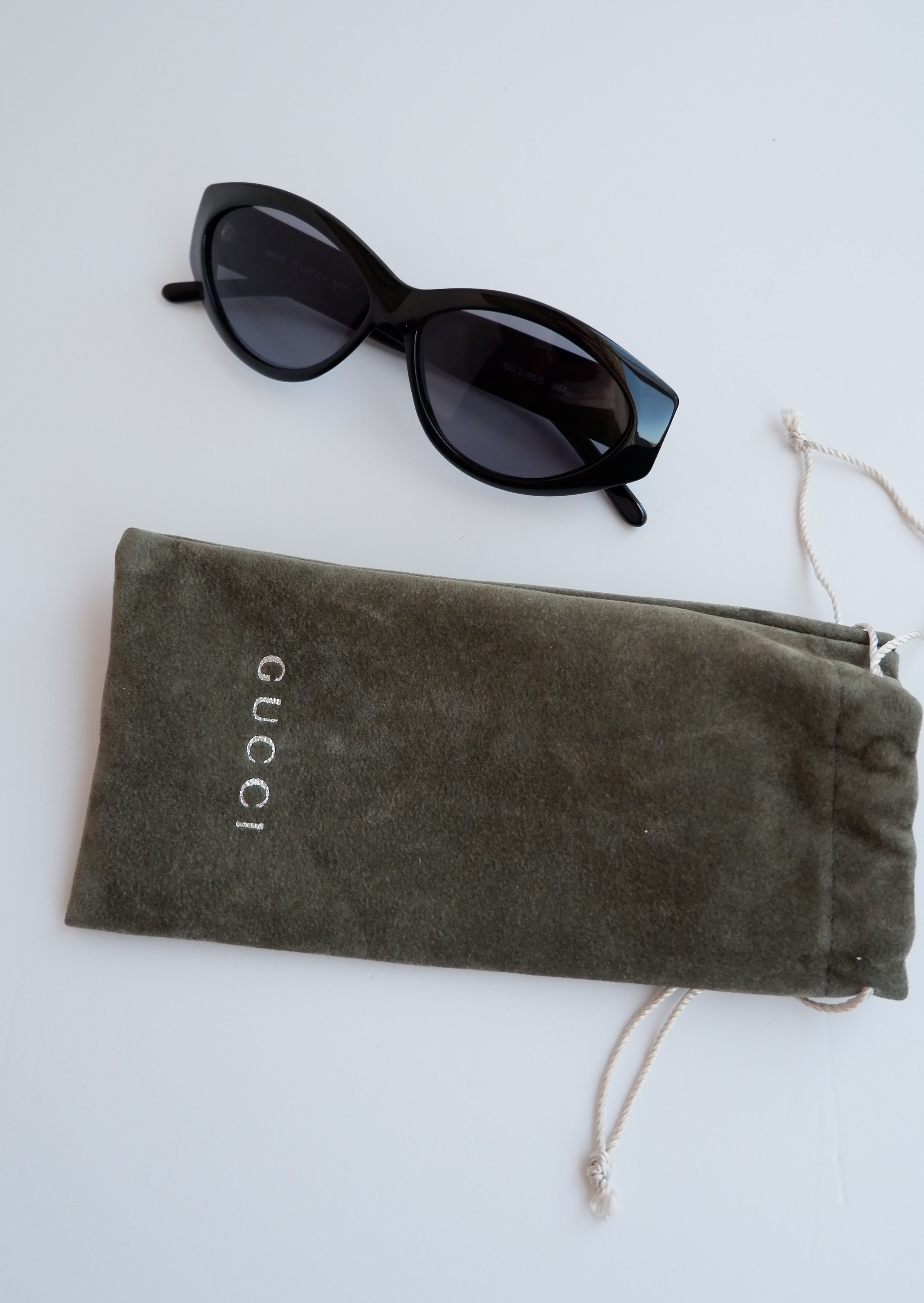 Authentiques Lunettes de soleil Gucci vintage d'occasion à monture fine et arrondie noire