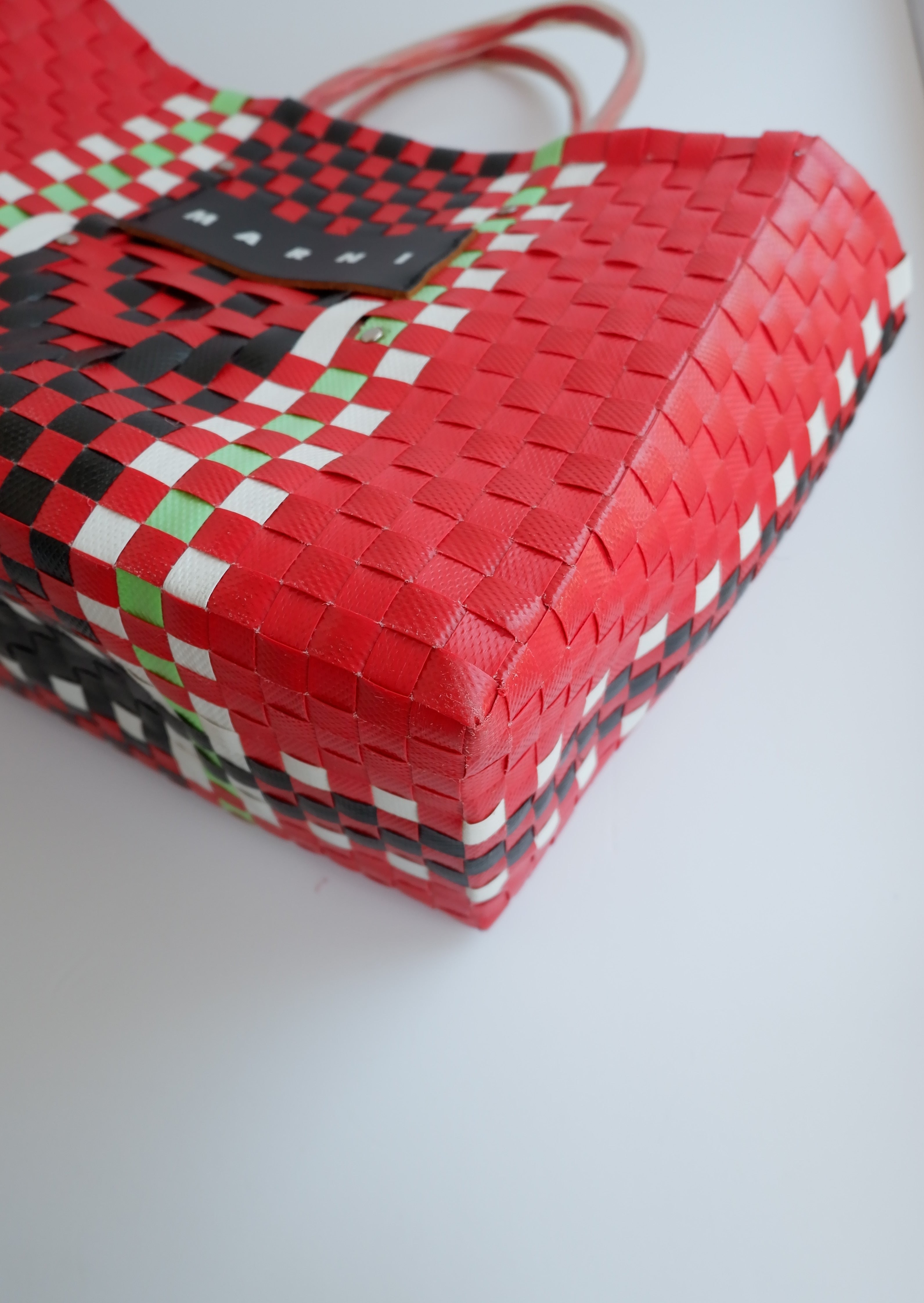 Sac cabas tressé Marni rouge d'occasion authentique
