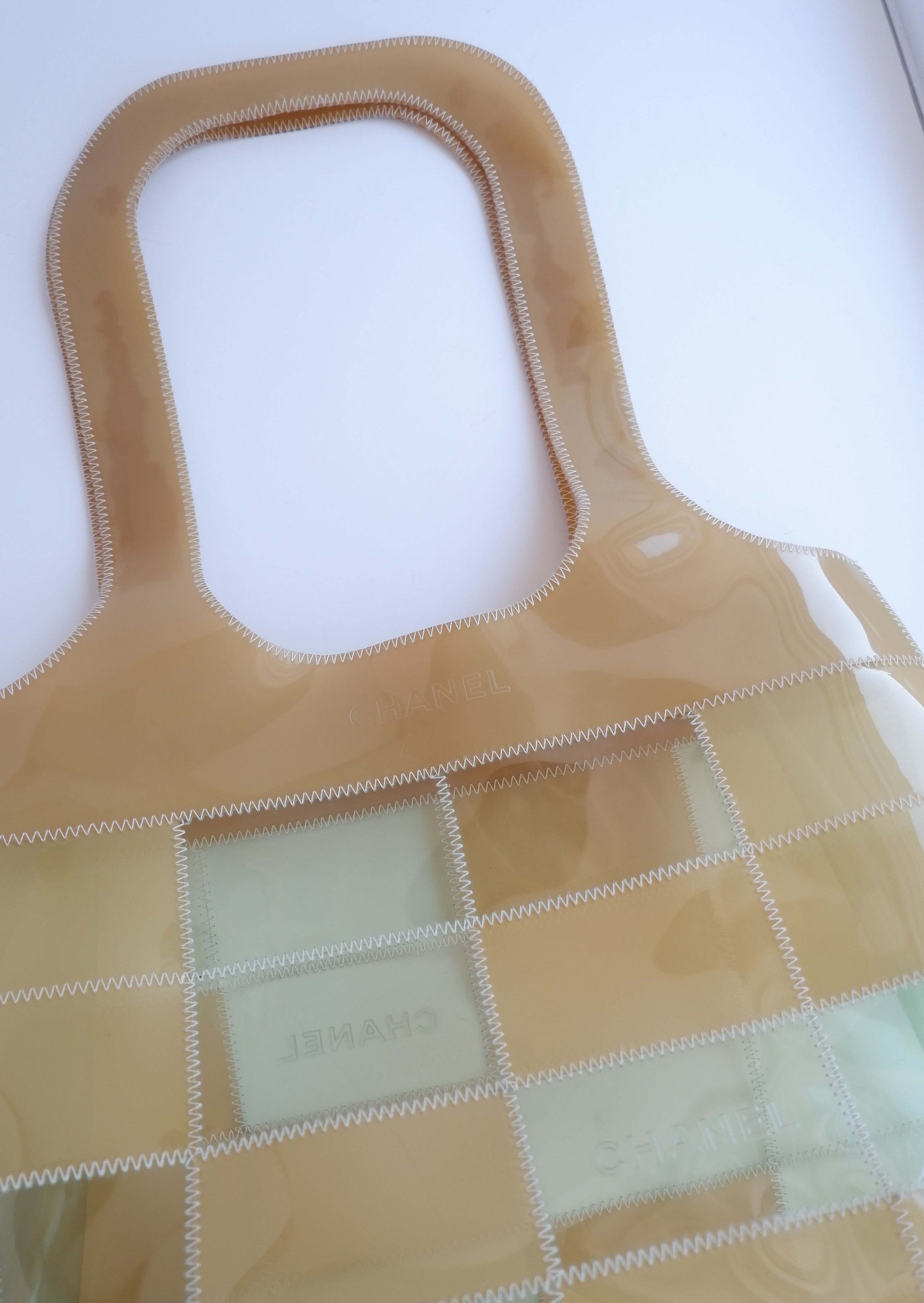 Fourre-tout Chanel beige/bleu clair en PVC, authentique et d'occasion
